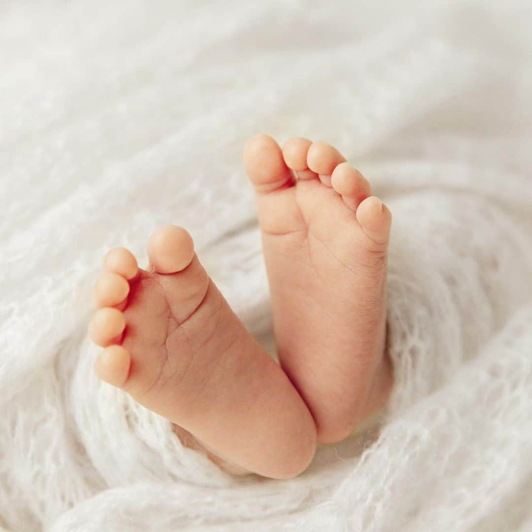 のインスタグラム：「新生児の時はこんなに小さかった手足も、少しずつ大きくなってきた☺️💕 日々の変化が本当に嬉しい❤️ 毎日幸せをありがとうベビ吉👶🏻🍼🎀 ． ． ． #新米ママ #女の子ママ #令和4年ベビー #女の子ベビー #赤ちゃんのいる暮らし #赤ちゃんのいる生活 #子育て #ママライフ #ママ垢さんと繋がりたい #ベビーグッズ #不妊治療#新生児 #0歳児 #新生児ママ #ニューボーンフォト #newbornphotography #newbornphoto #新生児フォト #babyphotography」