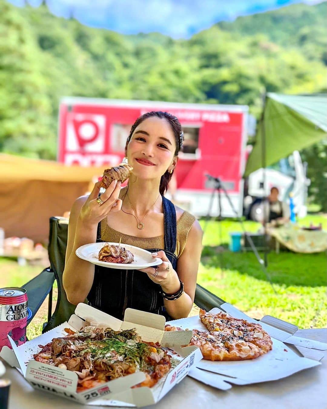 のインスタグラム：「こんばんは💕 昨年からハマったキャンプ🏕 今年の夏はピザーラのキッチンカーが来てくれてピザーラ✖️キャンプ飯で新しいピザーラの楽しみ方をしてきました🍕🧡 . 青い空の下、自然の中で食べるピザーラはさらに美味しい❣️ そのまんまでも美味しいけど、アレンジ料理したので動画見てね🎥 . シーフードイタリアーナを広島風お好み焼き、もち明太子ピザを肉巻きアレンジしたのですが、どちらも斬新で美味しかった😆❤️ おうちで楽しむのはもちろん、外でも楽しんだり、自分で新しい食べ方考案するのも面白いかも🧡 私のアレンジレシピ、是非試してみてね😘 . #ピザーラ35周年 #ピザーラでキャンプ #ピザーラ_キャンプ飯 #アレンジレシピ #ピザーラ #pizza_la #ピザアレンジ #キャンプ飯 #キャンプ女子 #キャンプ #相模湖」