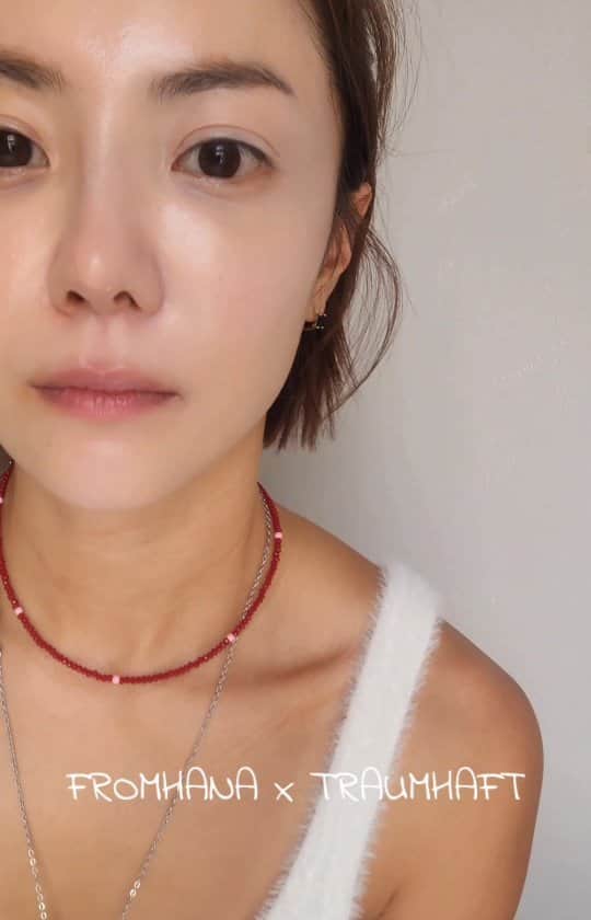 ユ・ハナのインスタグラム：「얼굴 반 반 을 보니  치킨..이 먹고싶은건..왠일🍗  얼굴이 너무 새까매져서 쿠션 비포 애프터가 너무 심하게 차이나는거 아닌가요? 🙈😱🙈😱🙈 그래도 당분간은 까만게 좋을 것같아요.   22.5호도 그리 어두운 색이 아니지만 여름엔 확실히 조금 밝은 톤이  예쁜 것 같아요. 20.5호!  호수고민 문의 많이 주셨는데 20.5호가 결국 무지무지 많았죠 : )   전 20.5호로 밝아보여야하는 눈밑 22.5호로 턱라인을 바른답니다.  100%비건인증쿠션,  케이스도 시강시강♡ 내 피부도 시강시강♡  진짜 느므 느므 좋아요오」