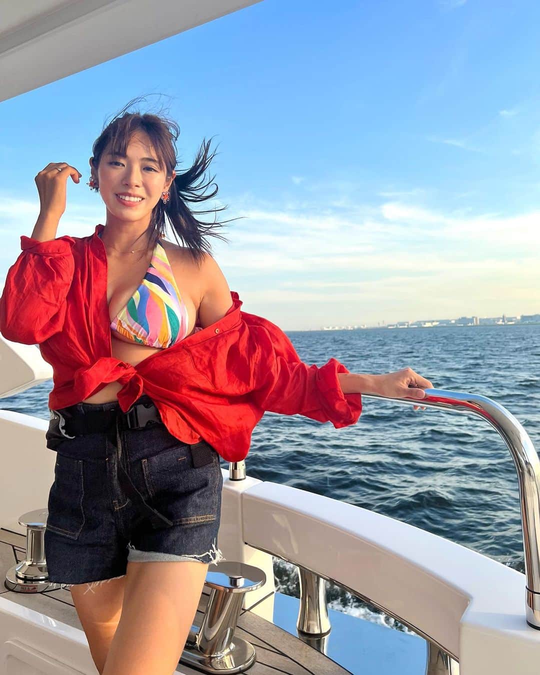 わちみなみのインスタグラム：「今日もサウナでYouTube撮ってきました🧖‍♀️🫶  水のある場所は癒しですね☺️  明日18時にYouTubeアップするからみてね☺︎  真っ赤なシャツ着たよ🥀  #海コーデ #ばりあつサウナ日和 #サウナイキタイ #sauna #サウナ女子 #サウナー　#サウナ巡り #サウナ部」