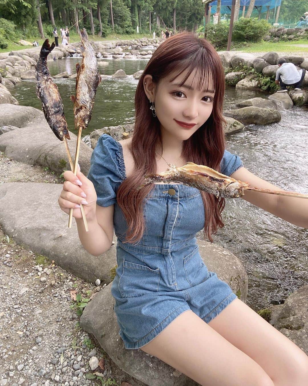 のインスタグラム：「夏っぽいこと出来て嬉しい〜🎣♡  魚釣るより食べる方が得意です！🤍  まだまだ夏楽しむぞぉぉお🌻☀🍻🏄  #魚釣り #新潟 #鮎じゃなくてニジマスでした #右後ろにじいちゃん #かわちい」