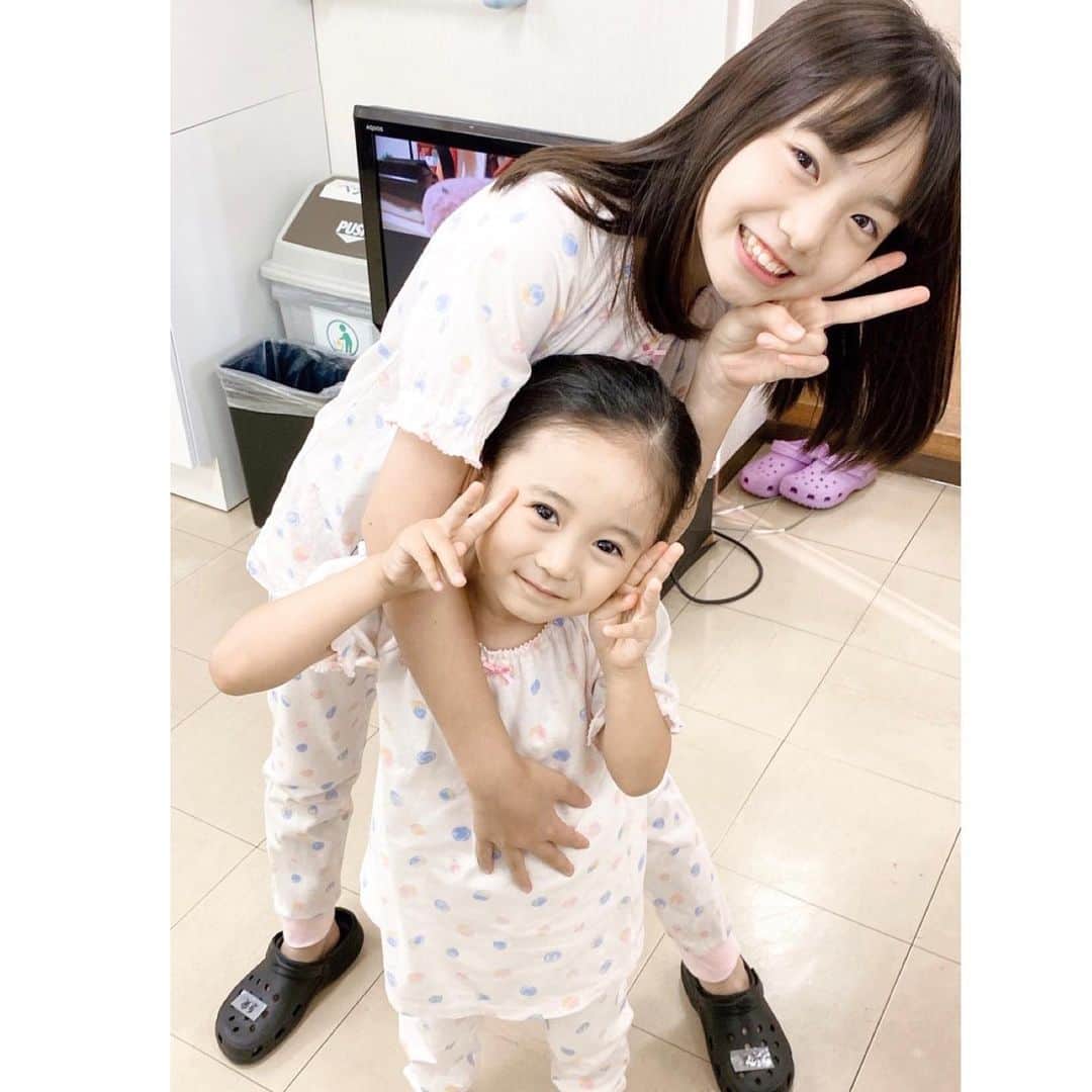 のインスタグラム：「. #オールドルーキー 第５話ご視聴いただき ありがとうございました！！😊 . . . 写真は ４話の時のオフショットです。 らなちゃんは年中さん😊 ひょいっと抱っこできます。 . . 今回はお姉ちゃん役です。 私は妹や弟が欲しかったので すごく嬉しくてらなちゃんが ずっと一緒にいてくれてかわいいのです🥹💕 . . . @oldrookie_tbs  #日曜劇場 #第5話 #新町姉妹 #パジャマはおそろい @i_rana_ta  #新町明紗  #泉谷星奈 ちゃん @kurumi_inagaki  #新町泉実 #稲垣来泉」