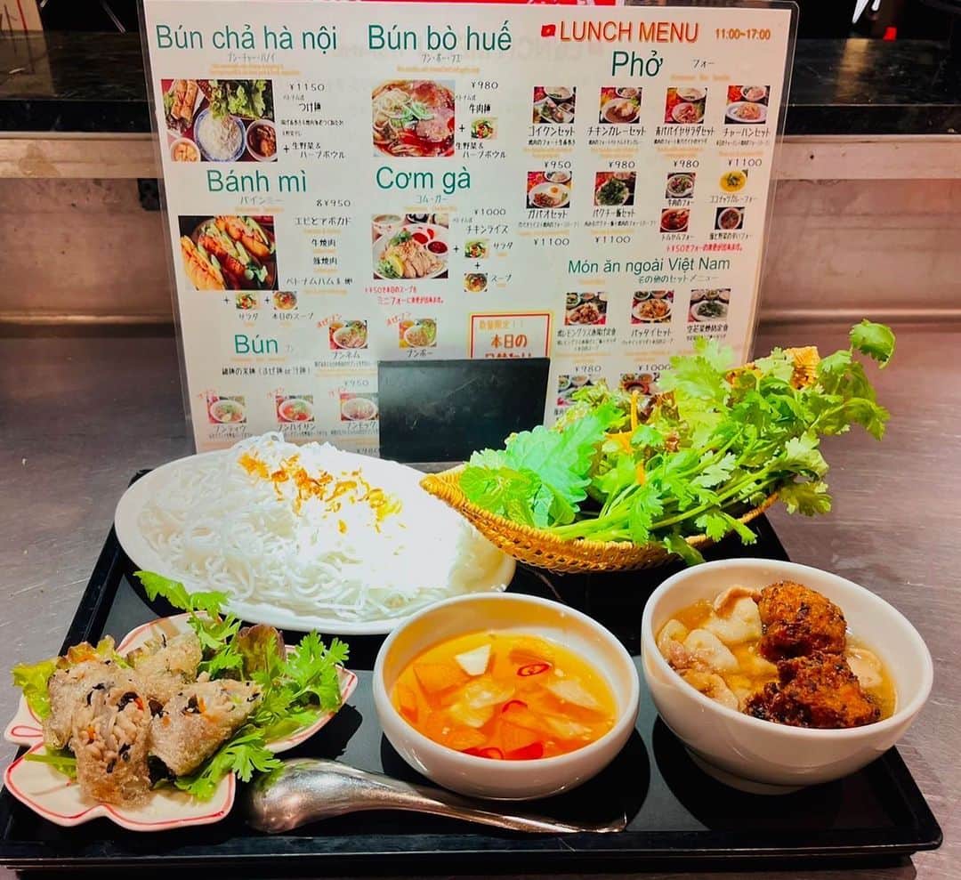 ベトナムフロッグ汐留さんのインスタグラム写真 - (ベトナムフロッグ汐留Instagram)「こんばんは！ 東京 汐留のベトナム料理専門店 ベトナムフロッグです🐸  本日のディナータイムのオススメ 『ブン・チャー・ハノイ 』を紹介致します！ ブンチャーハノイとは日本でいうつけ麺のようなものをいい、 ニョクマムをベースに、砂糖やレモン汁で味つけした野菜ダレと 豚肉や海老のつくねなどが入った2種類のタレをご用意しております✨ 新鮮な野菜やハーブと一緒に お好みのタレをつけてお召し上がりください😋 揚げ春巻きもついた満足感たっぷりのセットとなっております！  ご来店の程お待ちしております😊  📍 東京都港区東新橋 1-5-2 汐留シティセンター B1F  🚃アクセス  JR新橋駅汐留口より徒歩3分 地下鉄新橋駅2番出口より徒歩3分 地下鉄汐留駅より徒歩1分 ☎050-7300-2964  #ベトナムフロッグ #ベトナムフロッグ汐留店  #東京 #汐留 #新橋 #ベトナム料理 #パクチー  #アジアン #アジアン料理 #ブン #ブンチャーハノイ  #東京ランチ #汐留ランチ #新橋ランチ #お弁当 #東京ディナー #汐留ディナー #新橋ディナー」8月4日 19時06分 - vietnamfrog_sodm