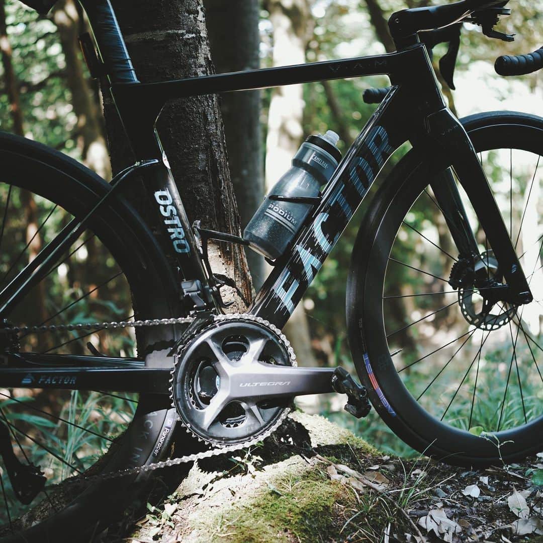 Takafumi Gotoのインスタグラム：「TREK Domaneからコンポ載せ替えでFACTOR OSTRO VAMが新たな相棒となりました🚴🏻‍♂️ 組替え・整備はK&M CYCLEさん @kandmcycle_senba にお願いしました。丁寧に仕上げていただきありがとうございます！  “OSTRO”は「地中海の南風」を意味する言葉らしい。なんかカッコいいやん。オザケンの“地上の夜”を思い出す。  OSTRO VAMは軽量エアロロード。オールラウンドに速さを求めたバイク。このバイクに見合った走りが出来るように鍛えよう🦵」