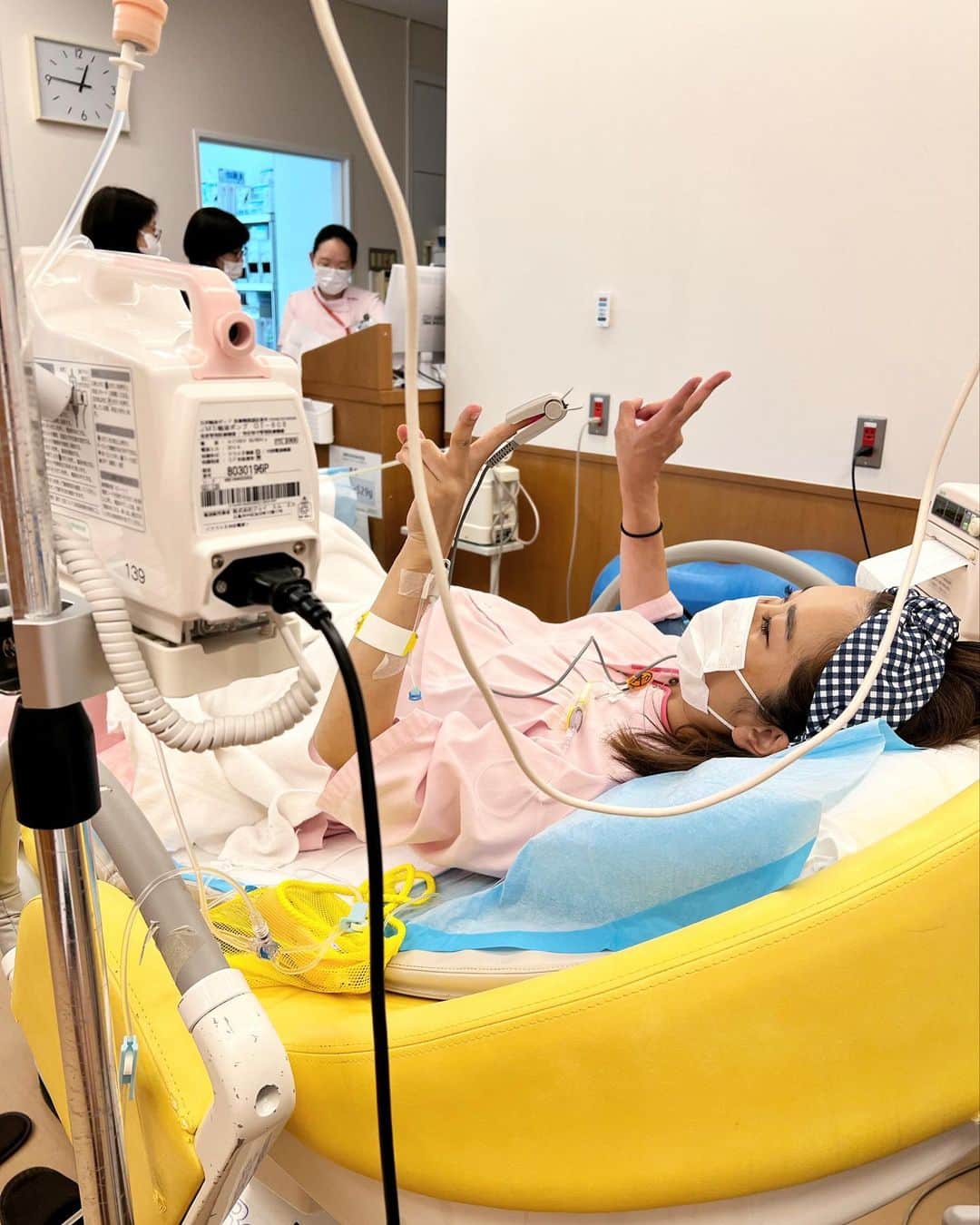 Mai Wakimizuのインスタグラム：「忘れないうちに出産レポート残したいと思います♡ 今回は無痛の計画分娩。21日(木)の健診時に、25日(月)の入院が決まりました。(本来の予定日は8月4日)22日(金)に入院でも良いよと言われたのですが、週末最後息子と過ごしたかったので月曜日にしてもらいました。笑 25日朝8時に入院。9時の健診で子宮口すでに3cm。バルーンなしで促進剤を打ち、そのあと子宮口5cmまで開いたら無痛の注射しましょうとのことでした。 11時頃から軽い陣痛が始まり(10がmaxだとしたら2レベル)11:30頃、子宮口5cm近く開いたので無痛の注射を入れてもらいました。背中にカテーテルを通すのですが、これが想像しただけで痛そうで怖くて怖くて。笑 でも実際全然へっちゃら！背中に注射ってだけで痛そうですが、普通の注射と同じレベルでした！ そこから進みが早く、1時間もしない間に子宮口全開に！(異例の早さだそうです。笑)まだまだ先と言われていたのに、突然ご主人様呼びましょう！と慌ただしくなり、12:20、私が主人に電話。笑 ご主人様が到着するまではなんとか待ちましょう！と、いつ産まれてもおかしくない状態に。 ただこのタイミングで無痛の薬よりも促進剤が効きすぎてしまい、陣痛8.5レベルの痛みが2分程続き(陣痛が緩まる前に次の陣痛が来る恐ろしいやつ)、え？無痛やのにめちゃくちゃ痛い陣痛味わってるやん！と心の叫び。笑 ここで無痛の薬を追加。すると瞬く間に陣痛の痛みがスーッと和らぎました。 12:40急いでやって来た主人到着。でももう陣痛が和らいでしまいここからまさかの2時間、分娩台で様子見になりました。笑 写真がその時のもの。笑 その2時間の間は全く痛みがないので、ちょうどお昼ご飯のタイミングでお腹空いてたし頂く事に。笑(お股広げたままなので主人に食べさせてもらいました。笑)仕事のmailをしたりインスタ更新したり、なんだか面白い時間でした。笑 そして2時間が経ち2.3レベルの陣痛が戻って来た頃、次の陣痛のタイミングで深く深呼吸しましょう！と言われ、息を軽く吐いたタイミングで14:30、まさかのオギャー！と元気な女の子が生まれました。笑  え？生まれたの？が一言目。痛みはゼロで麻酔が効いてるので出てきた感覚も無く、私も主人もなんだか拍子抜け。笑 嘘なしで本当に痛くないんです。笑  8.5レベルの陣痛を2分間味わったことは悔しいけど、今となればその痛みがあったからこそ、無痛の素晴らしさを余計に感じれたと思ってます！そして無痛のいいところもう1つ。産後の回復が全然違う！出産に体力を使っていないので元気だし、麻酔が効いてるので痛みも翌朝まで感じないし(翌朝からはロキソニン1日3回必須)、産後普通ならゾンビ歩きだけどスタスタと歩けました！ 息子の時は24時間陣痛でひたすら痛みと闘い続けたお産だったので、私的にはどちらのお産も経験出来たこととても良かったと思ってます。この経験がこれから出産を控えてる方に少しでもお役に立てれば嬉しいな＼(^o^)／ 7月25日(月)14:30娘誕生。 #出産#出産レポ#出産記録#無痛分娩#newborn」