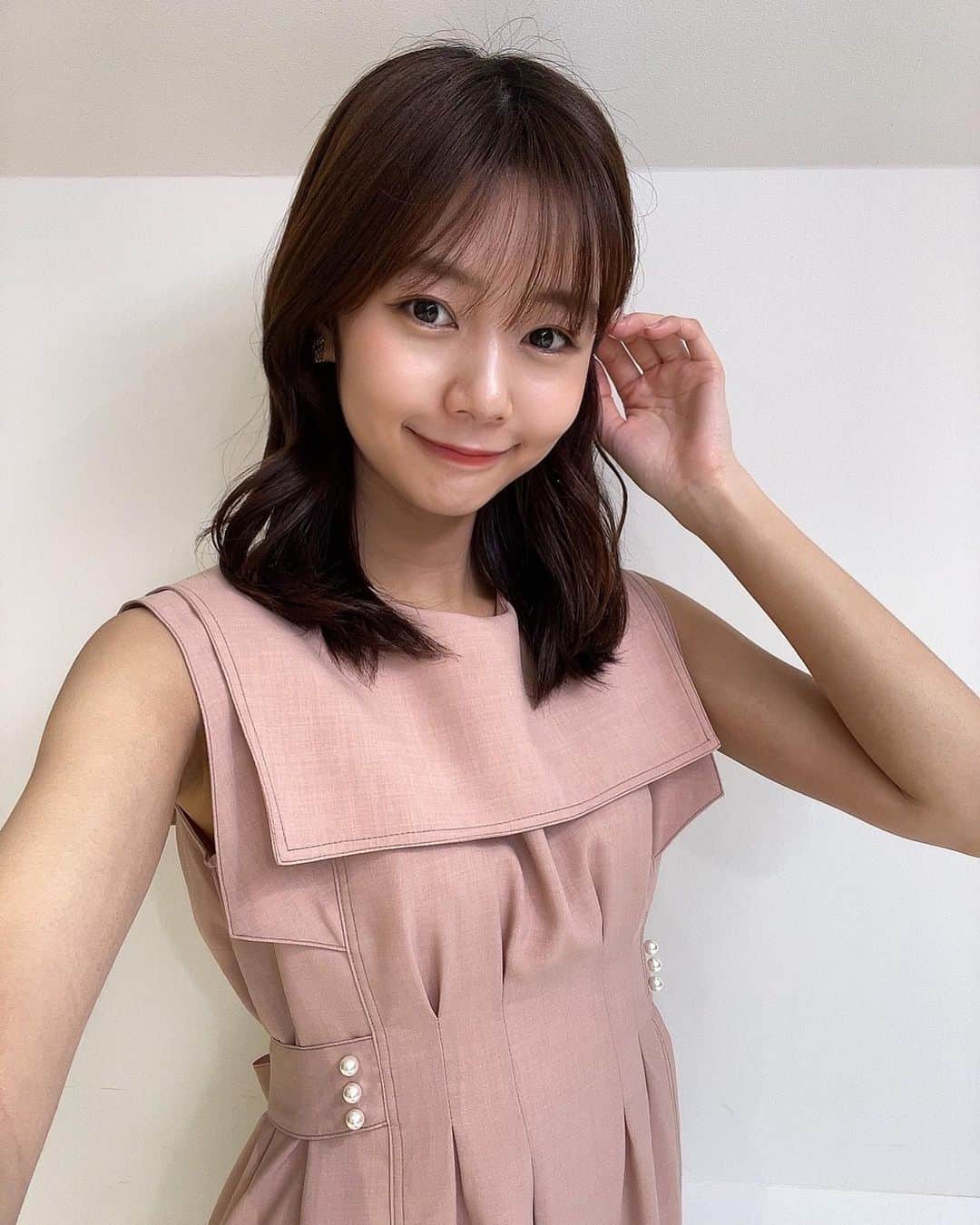 杉浦みずきのインスタグラム：「. ピンク普段着ないから たまに着ると気分があがるのです❤︎  サンデーモーニング衣装一気に〜👗  1.2.3枚目 ワンピース @lerevevaniller  イヤリング @abiste_official   4.5枚目 ワンピース @proportionbodydressing  イヤリング @mimi33_official   6枚目 ブラウス @cocodeal_official  スカート @lilliancarat_official  イヤリング @grossejapan  パンプス @dianashoespress   7枚目 ブラウス、スカート @nostalgia_jp  8枚目 ブラウス @granyamaki  イヤリング @vendomeboutique_official」