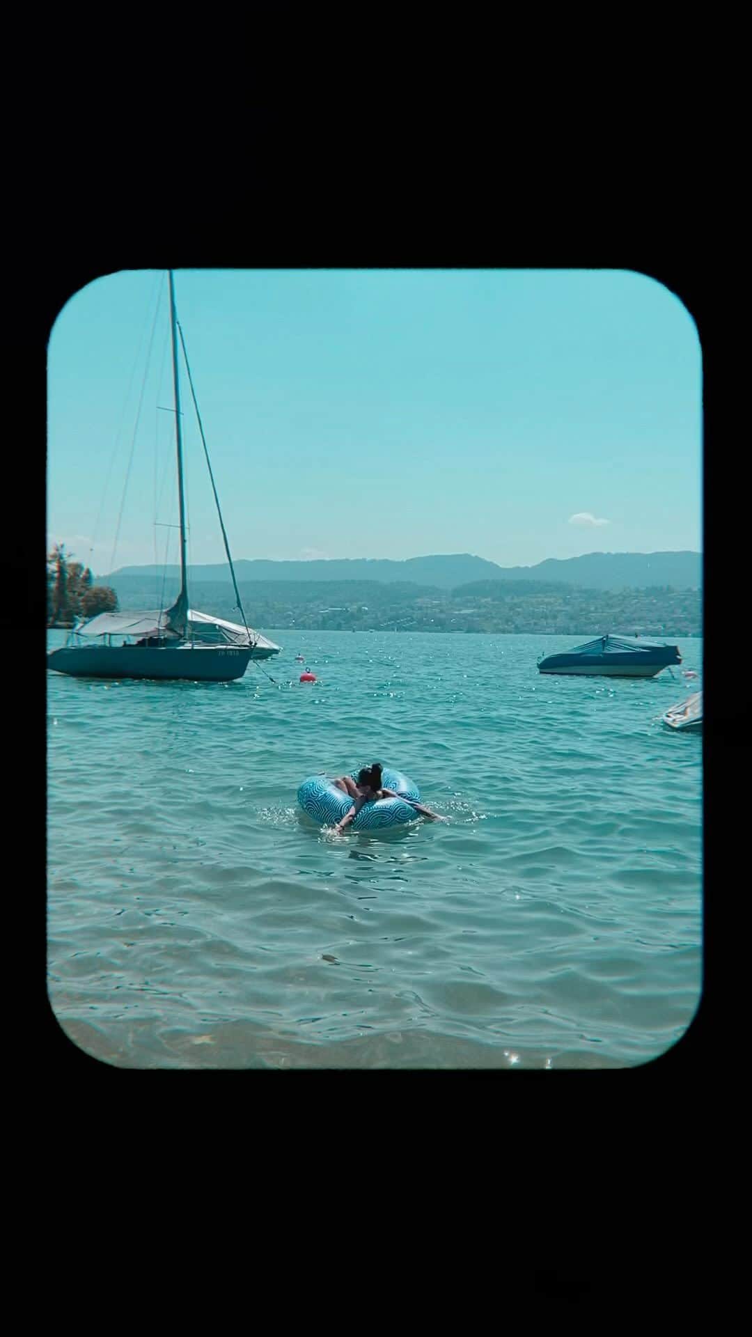 のインスタグラム：「Relax to the max 🇨🇭」