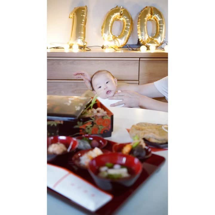 のインスタグラム：「🎊㊗ #生後100日 おめでとう🥳🥢 日々、悩んだり、こうかな？違うかな？と 試行錯誤の連続で果てしない道のりだけど これが親の使命？特権？なのかな、と。 ⁡ ちなみに準備にバタバタしてて、あとで写真見返したら 私まさかの部屋着というかキャミソール＆ヘアピン姿で あぁこうして自分のことは後回しになっていくのか、と 思い知った #お食い初め でした。 #okuizome #100daysoldbaby #100days #washoku #veganwashoku #halcafe_vg #veganfood  #plantbasedjapanesefood #veganjapanesefood」