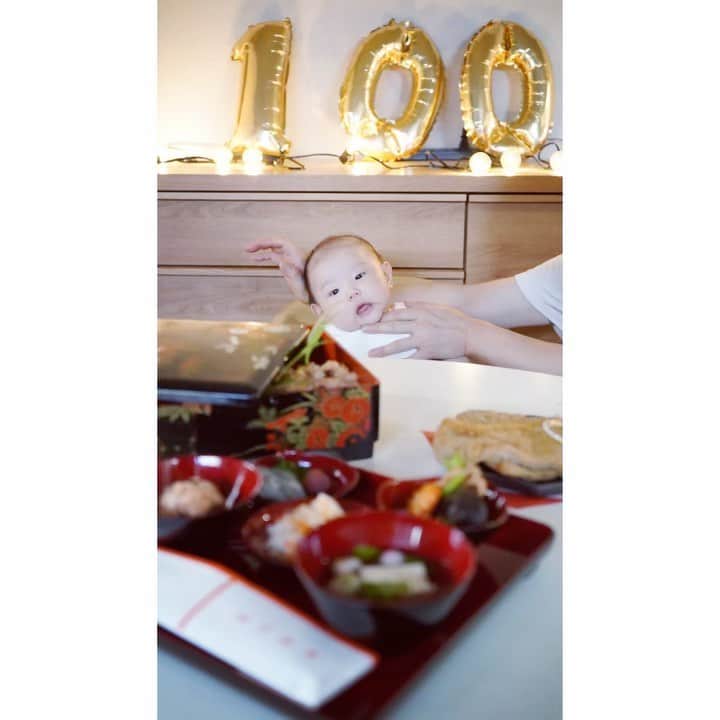 HALCAのインスタグラム：「🎊㊗ #生後100日 おめでとう🥳🥢 日々、悩んだり、こうかな？違うかな？と 試行錯誤の連続で果てしない道のりだけど これが親の使命？特権？なのかな、と。 ⁡ ちなみに準備にバタバタしてて、あとで写真見返したら 私まさかの部屋着というかキャミソール＆ヘアピン姿で あぁこうして自分のことは後回しになっていくのか、と 思い知った #お食い初め でした。 #okuizome #100daysoldbaby #100days #washoku #veganwashoku #halcafe_vg #veganfood  #plantbasedjapanesefood #veganjapanesefood」