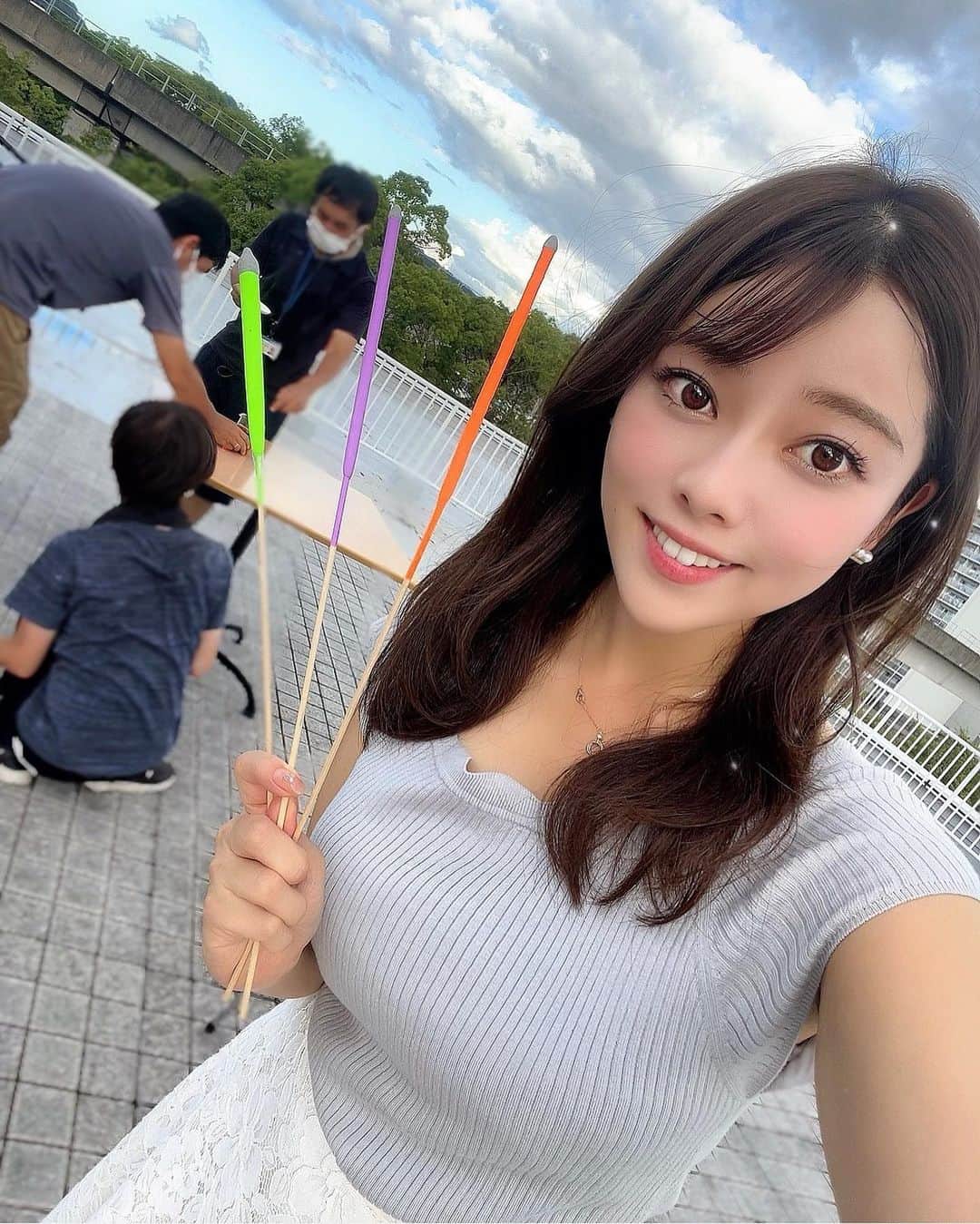 八幡美咲のインスタグラム：「子どもたちの夏休みの過ごし方を 総勢80人ほどに インタビューしてきました🍧🏊💕  朝からファミリープールや 子ども文化科学館、ヌマジ交通ミュージアムへ☺️  答えてくれた子どもたち、 ありがとうーーーー☺️🌸 (お父さんお母さん達も ありがとうございました✨)  元気いっぱいで 私も元気になりました(՞˶･֊･˶՞) たくさんの笑顔にふれて嬉しかったです☺️  局に帰ってからは、 誰でも簡単に出来る自由研究に挑戦（っ'-')╮ =͟͟͞͞📚✏️  まだ自由研究きまってないよ～ 夏休み楽しみたいよ～ という方ぜひご覧ください🌸☺️  ps 持っている花火の色は あることを表しています☺️ それは一体なんでしょうか！！？  8月10日(水) 来週水曜「5up!」で放送予定です☺️ お時間ゆるす方、ぜひご覧ください(՞˶･֊･˶՞)  #夏休み #自由研究 #夏休みの過ごし方  #なつやすみ   🍧🏊💕」