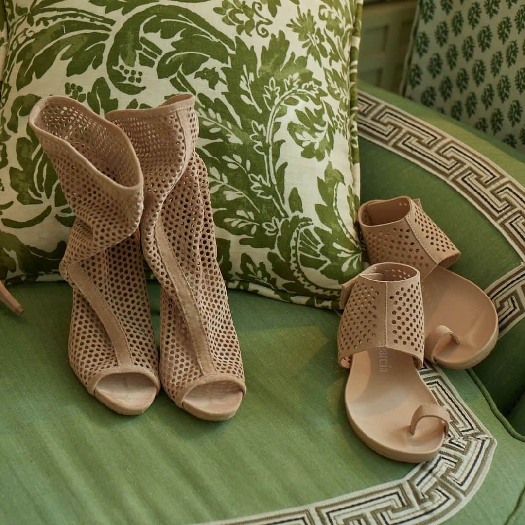 ペドロガルシアのインスタグラム：「These luxe shoes are pretty much a physical embodiment of what a siren’s song might look like. Styles: Yabella/ ‘perfed’ slouch boot and Valen/ ‘perfed’ toe ring sandal in buff castoro suede. #pedrogarciashoes #madeinspain」