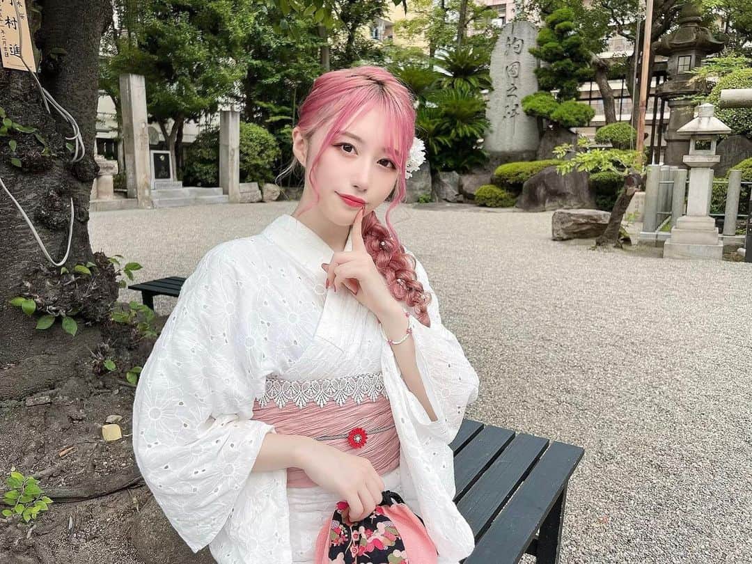 海羽凜のインスタグラム：「_  浴衣着ました ☺︎ 유카타〜☺︎ お気に入りの配色です 🐰👘  🌙🤍💗  #셀카  #얼스타그램 #교복　#코스프레 #유카타  #粉红色 #可爱 #ピンクカラー  #韓国 #韓国語勉強 #韓国ファッション #ワンホン  #浴衣 #浴衣ヘアアレンジ #浴衣女子 #着物レンタル  #白浴衣 #レース浴衣  #網紅 #ガールクラッシュ #ﾘﾝﾎﾟﾄ」