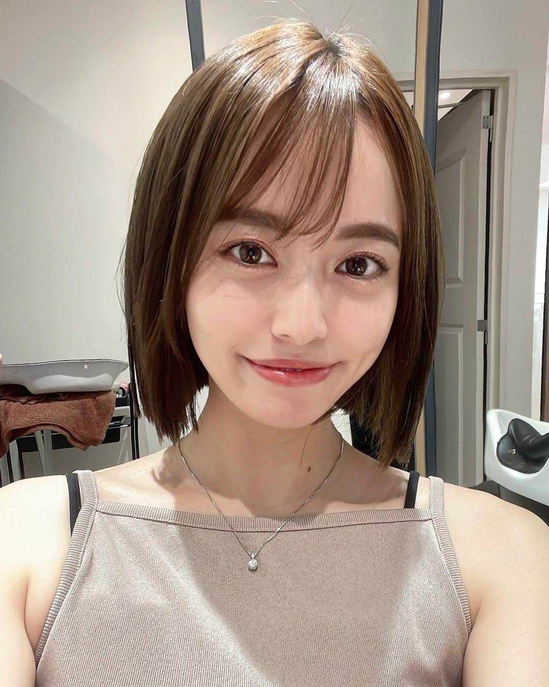 Nayuhaのインスタグラム：「ミニボブ♡  ストーリーに載せたら 好評で嬉しかった✨  最近の湿気がすごくて もっさもさだったけど、 酸性ストレートと髪質改善 してもらってツルツルに👼🏻♡  いつもありがとうございます✨ 💈 @kuniakisamejima08  #ボブ#ミニボブ」