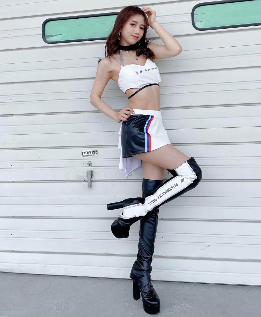 のインスタグラム：「今週末はいよいよ #SUPERGT 富士🗻 第4戦目！！ 折り返し地点となる大事な1戦です🔥 、 、 第2戦目の富士戦ではニューマシンあるあるのマシントラブルによりあえなくリタイアとなってしまいましたが… 第3戦目で見事優勝を果たした勢いのまま、この富士でも戦いきります✨ 、 、 、 FSWは前半が高速区間、後半は低速区間と大きく2つに分けられていて、まるまる1周を完璧に走り切るのは難しいんだとか🫣 、 GTの中でも一際大きな #BMWM4GT3 ですが、実はコーナリングカー💡 最後のセクターは登りのコーナーが続くタイトな区画。 なので特に見応えがあるハズ！ 、 、 残念ながら近藤翼選手は体調不良のためサーキットには来られないそうですが😭 荒聖治選手・アウグストファルフス選手のコンビでこのロングレースに挑みます🔥！ 、 、 、 暑さに負けないくらいのアツい声援を7号車に宜しくお願い致します💙❤️🤍 、 、 #BMWTeamStudie #BMW #Mパフォーマンス  #スーパーgt #レースクイーン #脚 #美脚 #ポートレート #写真  #mperformance #sgt #racequeen #rq #leg #legs #portrait #photography  #레이싱모델 #賽車女郎 #서킷 #模特 #车模 #照片 #美腿 #다리」