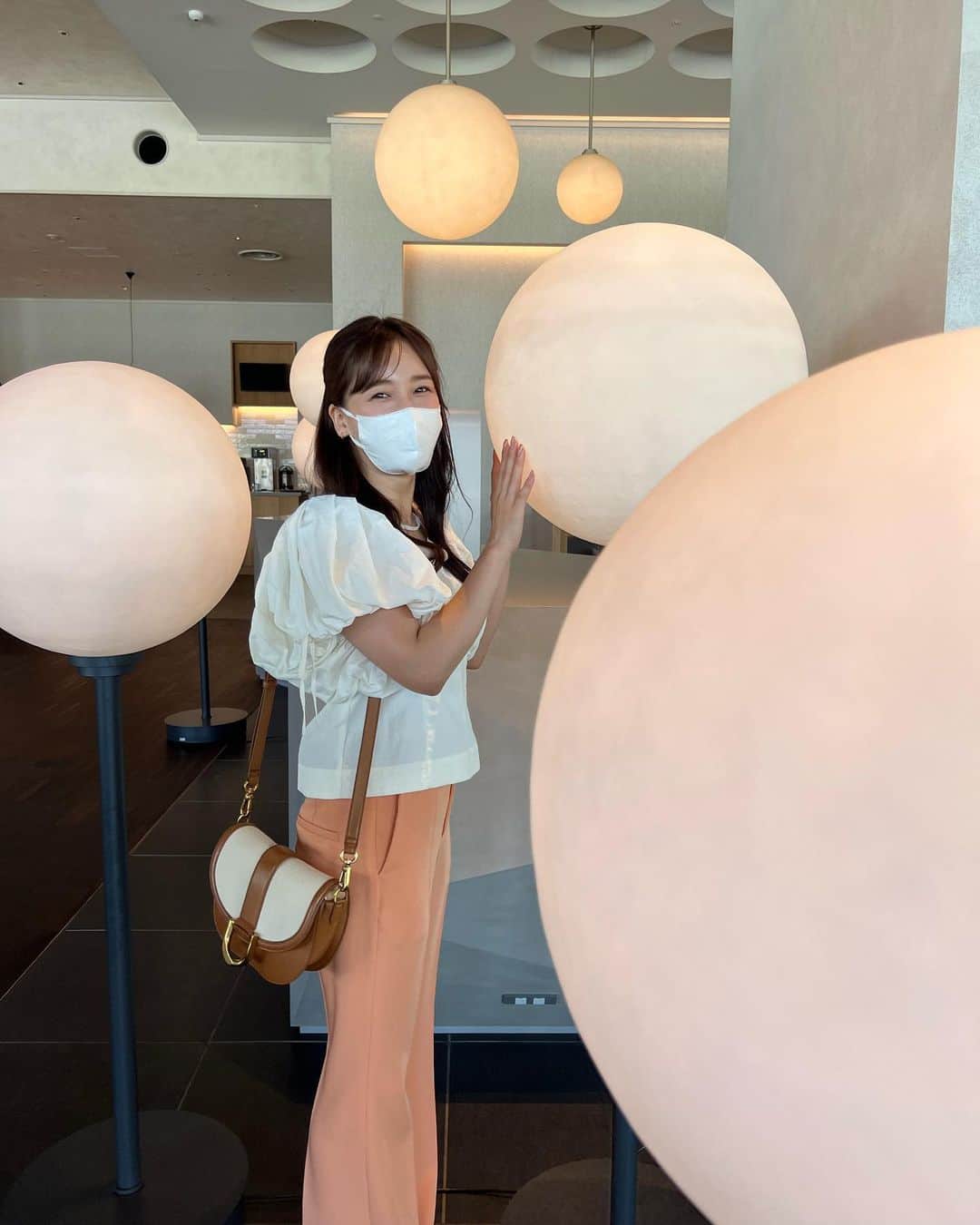 のインスタグラム：「eo光チャンネル 村瀬先生のぶらり歴史歩き 新世界🐙前編公開になりました❣️ ストーリーから、 24時間後はハイライトに残してますので 是非ともご覧下さい🌻  前回の四天王寺編が視聴回数良かったようで、 今回もたくさんの方に見て頂けますように..✨ (お願いします🙏笑)  大阪を語る上で外せない新世界、 大阪の真骨頂..ディープな新世界、 新しくできたOMO7大阪by星野リゾートで 新時代の新世界を感じ、 その後、古地図を広げ歴史を知りながら 通天閣へ登る、、という大阪堪能プランになっております！ 全国各地の皆さんに大阪新世界が届きますよーに🗾🐙❣️  #ぶらり歴史歩き #村瀬先生 #大阪観光#星野リゾート#新世界#通天閣 #感想お待ちしています❤️」