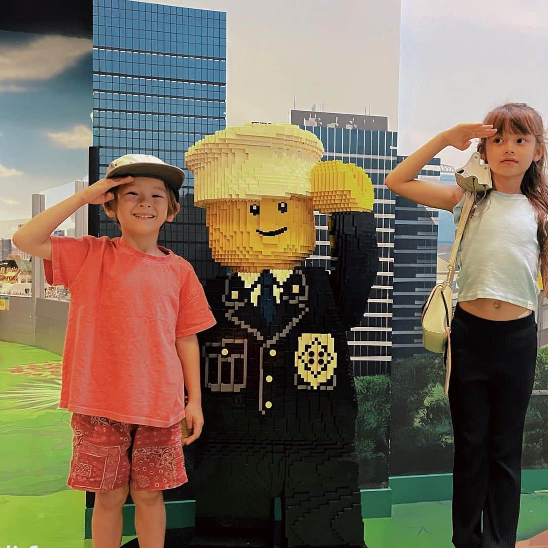 大桑マイミのインスタグラム：「楽しい夏休み🤍🙌本日は @ldctokyo へ。 ほんとっ楽しすぎたーーー❤️❤️🙌  子供達の為に🌈🤍と思いきや〜たっぷり私も遊んじゃいました。 アトラクションや4D movie(面白かった👍メガネ……あやしい。。🤣) レゴプレイグラウンドで遊びに夢中な間、私もLEGOづくりにハマってしまってた。色の組み合わせはセンス物凄く大事よねーとか考えすぎながら。。。 今ならレゴ®︎ニンジャゴー夏祭り開催してます。  息子は「靴下はレゴニンジャじゃなきゃ履きたくない」と、駄々をこねるほどレゴニンジンャファンでもあるので 彼はずーっと大興奮🥷❣️ happyな姿になにより。嬉しい。」