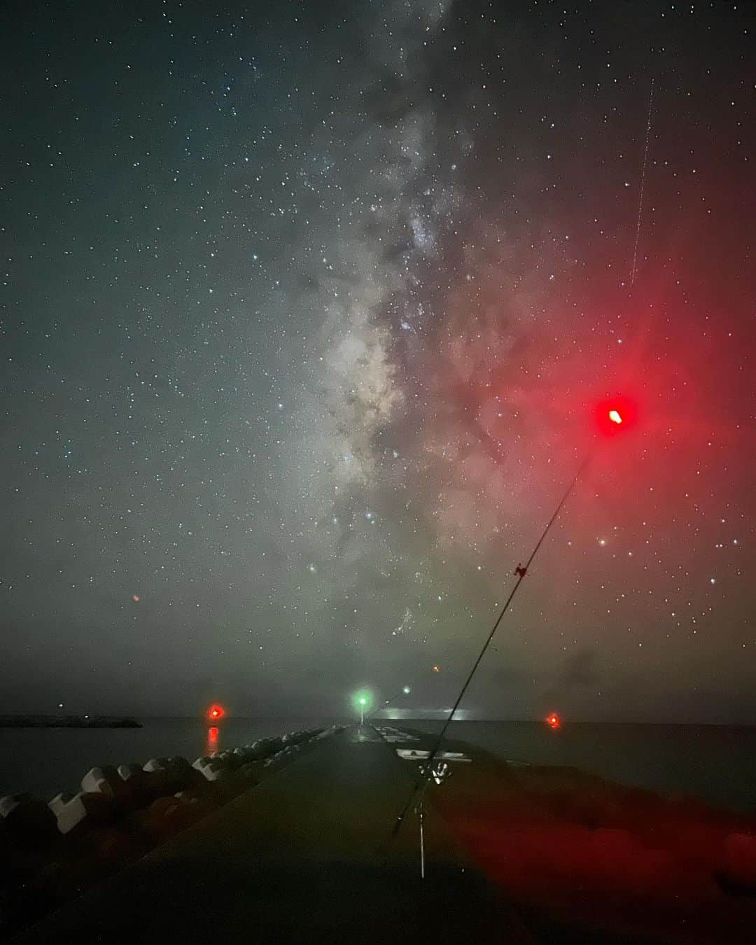 桃原優樹のインスタグラム：「夜景 渡名喜島の星空です。ナイトモードで撮った後は加工ナシです😳びっくら！！綺麗すぎ！ 釣りの穂先のライトがまた…北斗の拳思い出します✨ この星見てスロット思い出すのはイカれてるかもしれない。4号機また打ちたいなぁ。 ラオウステージの次はジャギで頼む！！！ #沖縄#okinawa#夜景#星#星空#海#釣り#fishing#北斗無双#北斗七星#北斗の拳#流れ星」