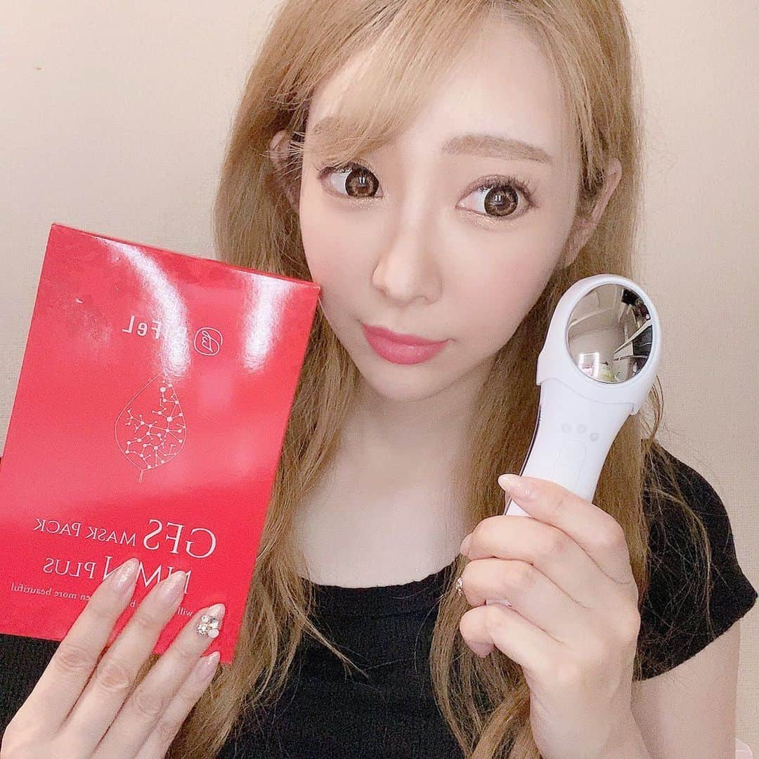 日菜あこさんのインスタグラム写真 - (日菜あこInstagram)「Instagramでも話題になてってて、自宅で簡単にエステのようなケアが行える  @bifel.jp ❤️  話題の美容成分たっぷり配合「ビフェルの導入フェイスマスク＆イオン導入器セット💕  最近化粧水のなじみが悪いから 使ってみることに🥺  人気の美容成分がたくさん配合されていて、気になる部分はもちろん角層まで潤うビフェル❗️  12種類のアミノ酸を贅沢配合と 導入美顔器で肌の隅々届く✨  クリーンモードもあるから クレンジングしきれな買った毛穴ケアも出来ちゃう‼️   自宅で本格サロンみたいなケアができて大満足でした😘  そして今なら先着2000名様限定❣️  【クーポン：ST170】  クーポンコードは、購入フォーム（お客様情報入力画面）の『クーポンコード』のところに入れてくださいね☺️✨ クーポンコードをご使用いただくと、購入者に500円の割引が適用されるます‼️  商品にご満足いただけなかった場合、90日間の返金保証があるので安心✨  #エイジングケア #イオン導入 #EGF #NMN #年齢肌 #イオンブースター #ビフェル #BiFeL #PR」8月4日 22時08分 - hinaako_official