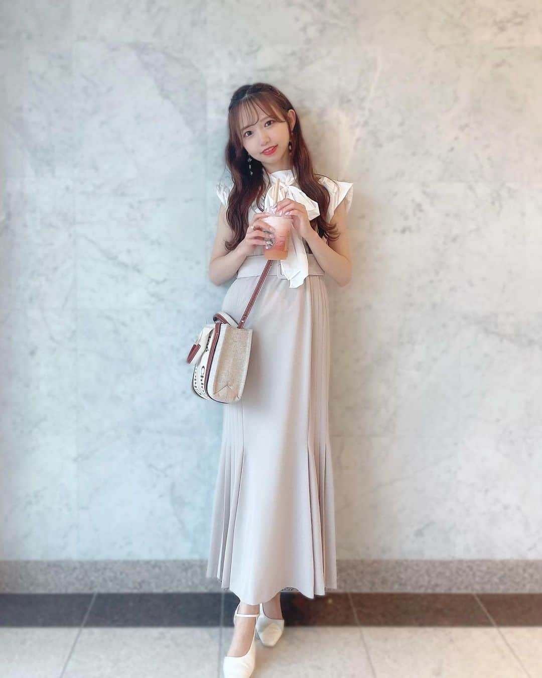畑美紗起のインスタグラム：「スタバの桃のみたいな…🍑♡ あれ、もうおわっちゃった？  #fashion #snidel #coordinate #chloe #onepiece #ootd #ootdfashion #みちゃしふく #ワンピースコーデ #ブラウスコーデ #コーデ #スナイデル #ジャンスカ」