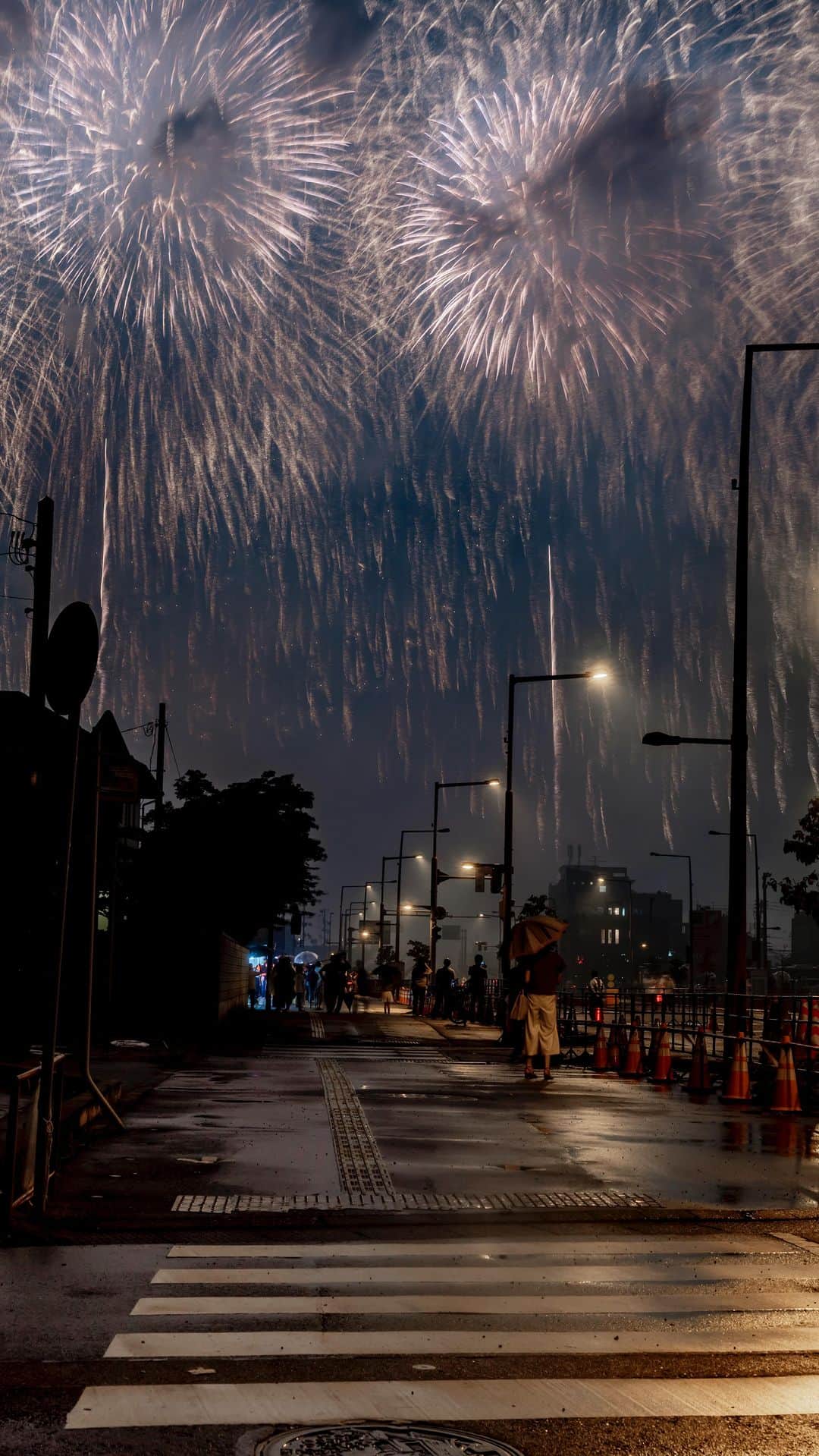 shabonのインスタグラム：「* . . . . . 昨日は3年ぶりの 長岡花火大会へ。 街中の花火とても綺麗でした🥹✨ . ご一緒させて頂いた皆様 ありがとうございました🥰 . . . . . . *  #tokyocameraclub #東京カメラ部 #hellofrom #raw_japan  #japan #mst_vip #visitjapan #長岡花火大会 #長岡 #新潟」