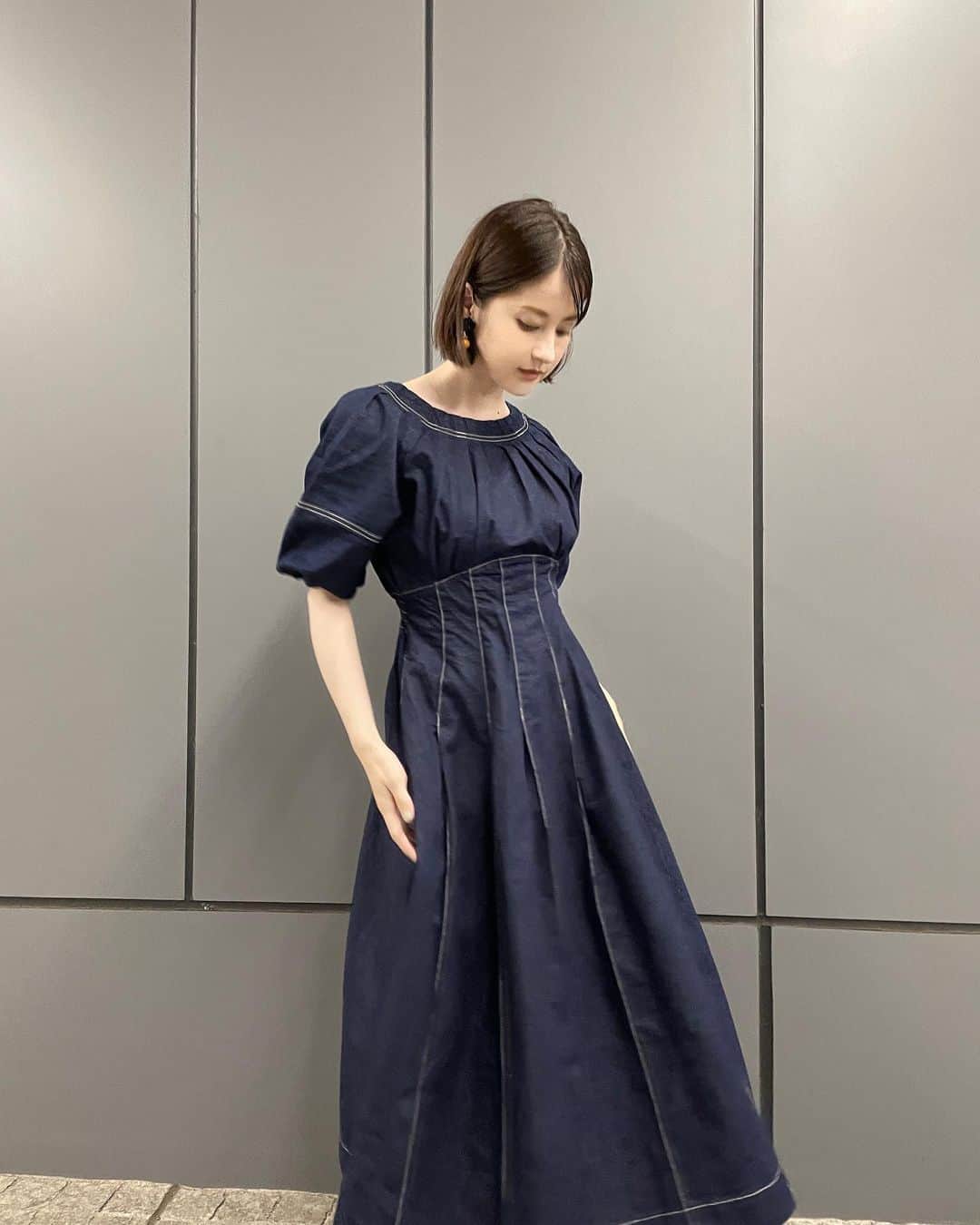 松本若菜のインスタグラム：「こちらは取材時の。  足元スリッパなのはご愛嬌で🙏  ウエスト切り替えですっきりぽんに見えるワンピース。 肩幅広めの私ですが、これだと何故かなで肩のように見えるから女性らしいラインの出る衣装でした！  👗タグ付けしてます🏷」