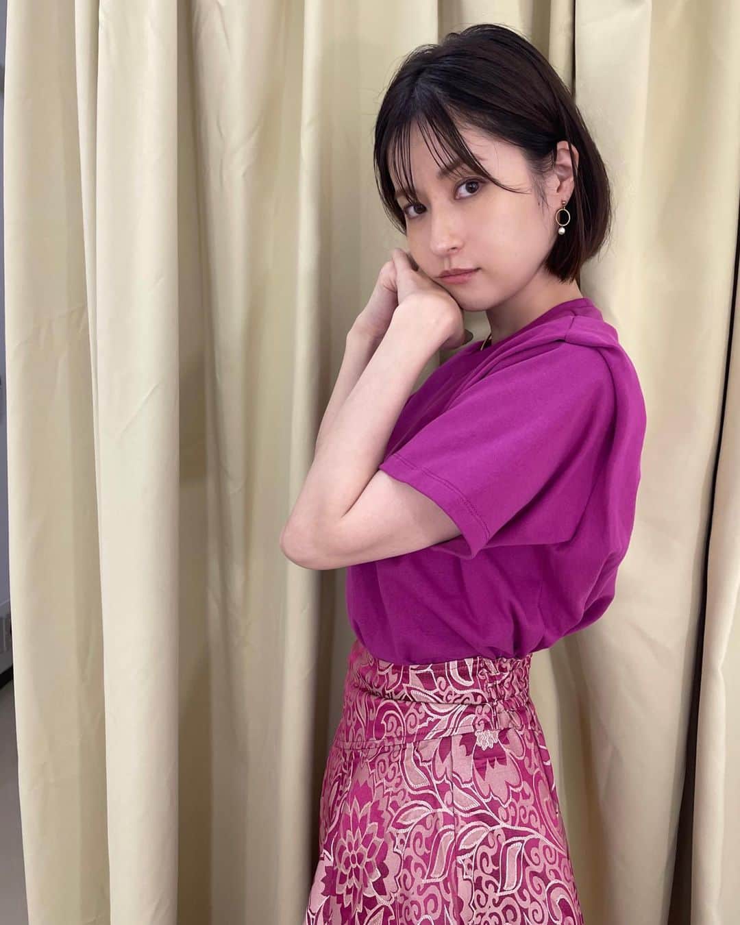 松本若菜のインスタグラム：「この組み合わせ好きだなー。 Tシャツの肩の部分が折ったようなデザイン。 シンプルな中にも少しデザインが加わると写真のスカートような柄にも合ってきゃわたんでした🙌  👚🩳タグ付けしています🏷」