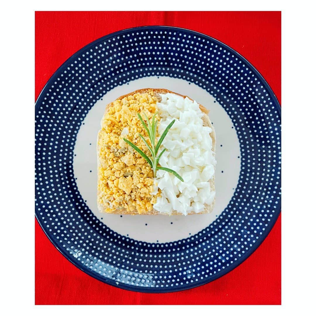 望月理恵さんのインスタグラム写真 - (望月理恵Instagram)「白身と黄身を分けてみました。  で？  何味で食べようかなと笑笑  #マヨネーズ #オリーブオイル #チーズ なんでも合いそうです。 #卵#パン #ローズマリー　飾り」8月5日 9時05分 - mochiee28