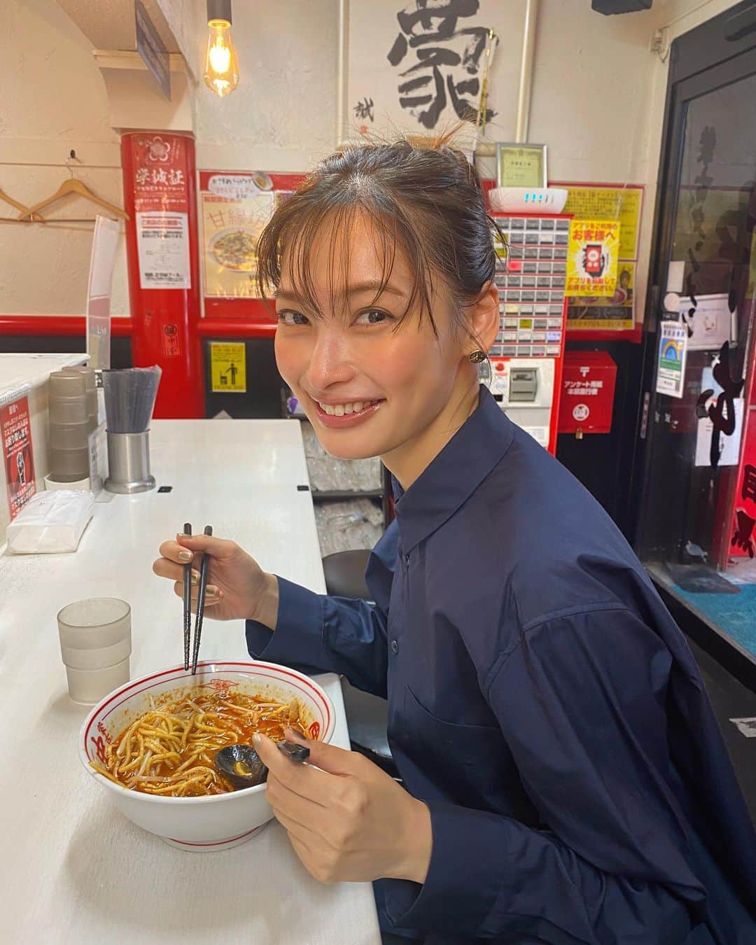 大政絢のインスタグラム：「@baila_magazine  の着回しで蒙古タンメン中本に🍜 思い出しただけでも🤤  撮影を忘れて朝から完食しました笑  ご馳走様でした🍜🍜🍜  #蒙古タンメン中本」