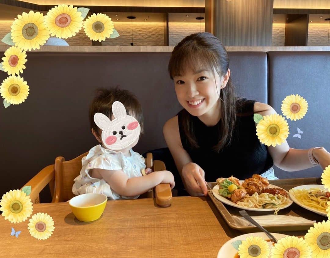 齊藤夢愛のインスタグラム：「娘と👧👩❤️ . 2人で撮ってもらう機会ってなかなかないから嬉し🥰 この日は母と3人でお出かけしたよー🍴 . もう8月かぁ🫣何か目標を立てなくては！と思って早8カ月…😭❗️ そろそろ、ただ1日を平和に過ごす日々も飽きてきたので、 自分の為に何か身につく事を始めなければ…！ . みなさんは最近何かを始めたり、資格を取ったり、身につけたことはありますか？😊 . #新米ママ #11ヶ月ベビー #離乳食後期 #女の子のママ #ママコーデ #離乳食の悩みは尽きない #仙台グルメ」