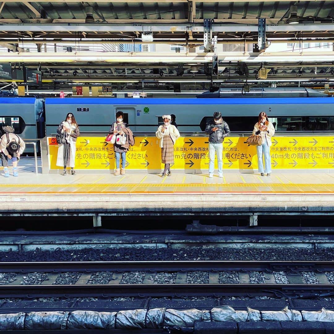 ザ壁さんのインスタグラム写真 - (ザ壁Instagram)「整列乗車。 #ザ壁部」8月5日 9時53分 - ka_nai