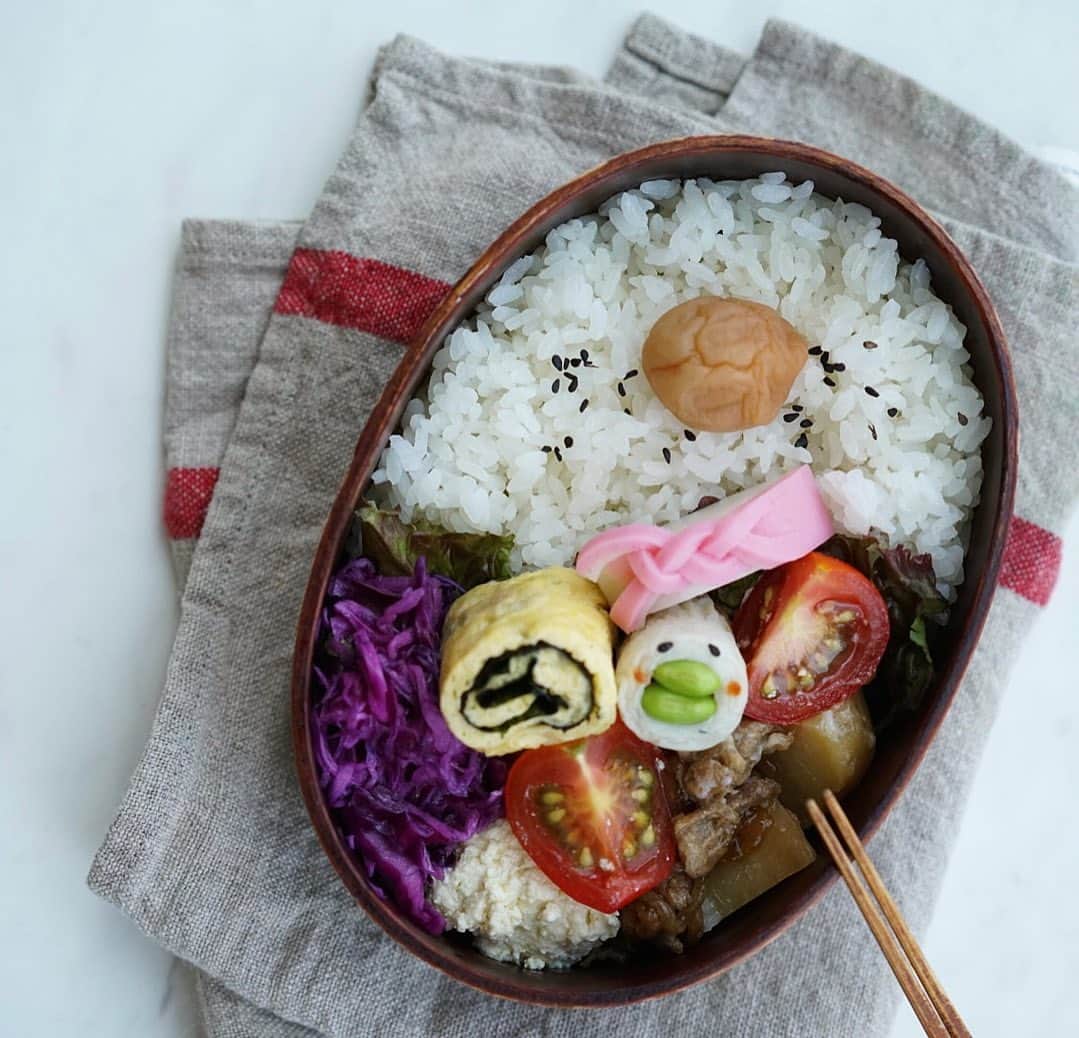 mikiのインスタグラム：「おはようございます🌞  今週月曜日からの お仕事の夏休み 最終日の今日。  こんな状況なので 結局いつもどおりで 非日常は味わえない 夏休みとなりましたが。  だけど今日は 最終日にして初の 丸一日おひとりさま。  ゆーったりしようかな どうしよっかなと 考えられる 心の余裕が嬉しい。  🍱 肉じゃが 沖縄豆腐の塩マリネ チーズ卵海苔巻き とりさん竹輪 紫キャベツサラダ」