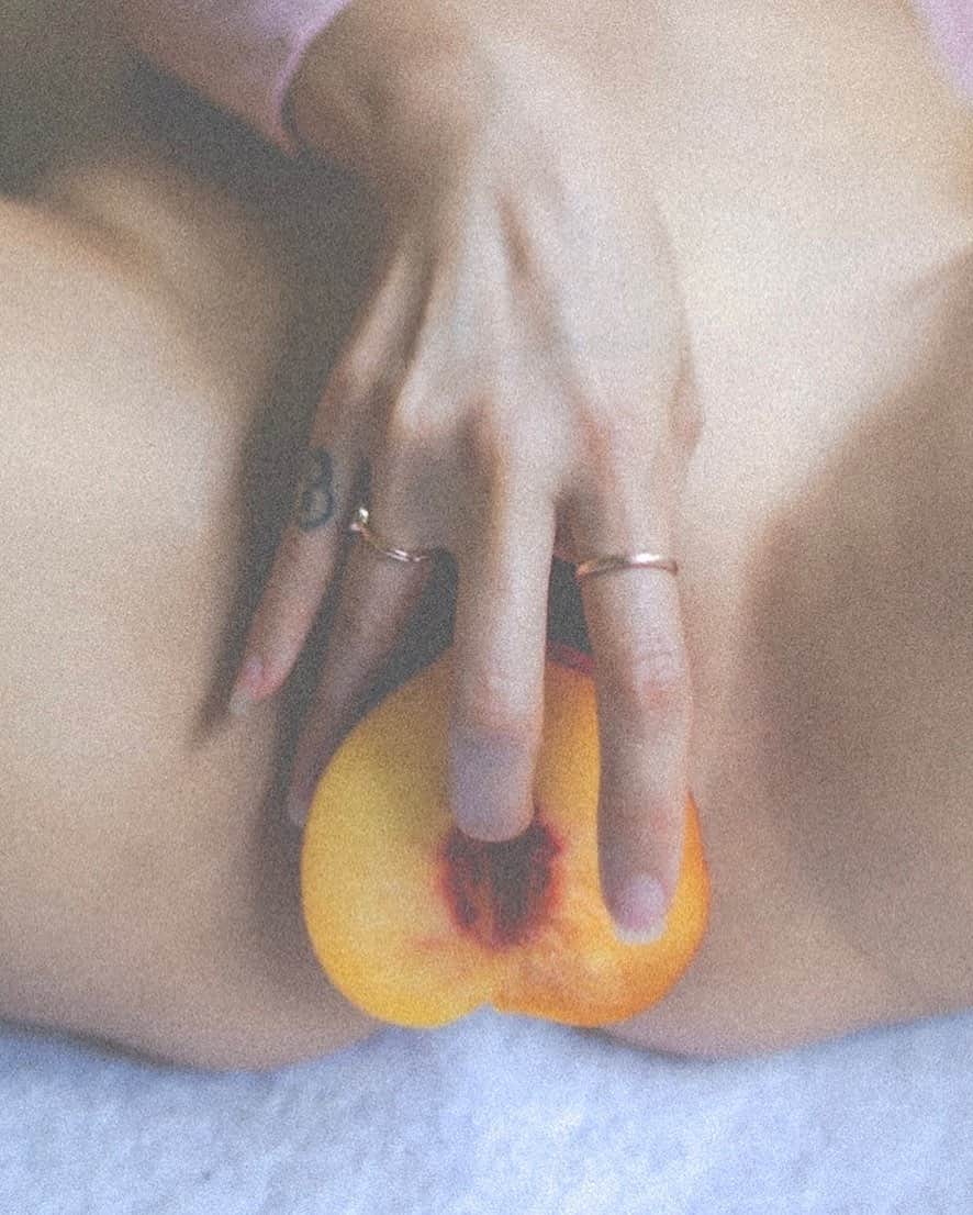 GODDESS OF LOVEのインスタグラム：「Fruit Temple 🍑🛕」