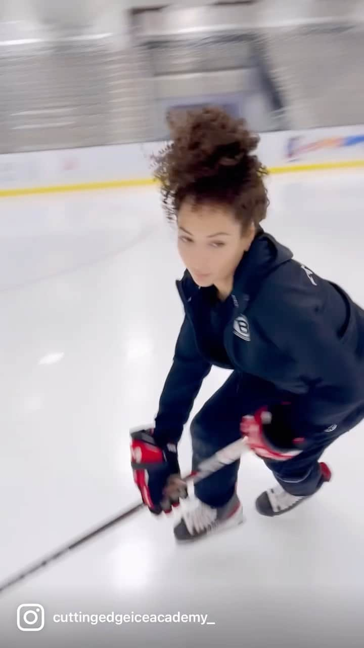 エレーネ・ゲデヴァニシヴィリのインスタグラム：「Very excited to be running my first Besa Hockey @besahockey  Camp in the great City of St. Louis 🤩 hope to see you there !   #besahockey #Balance #Efficiency #Speed #Agility #ellegedehockey」