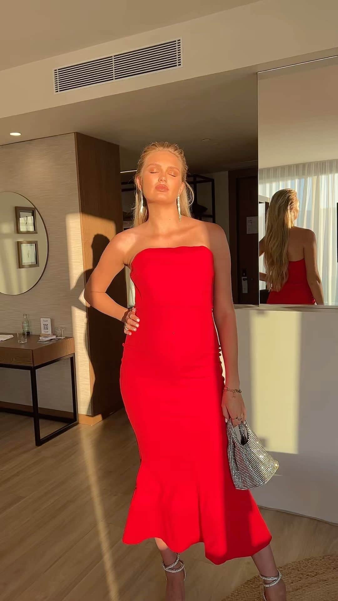 ロミー・ストリドのインスタグラム：「Mom got dressed up for the night 👠」