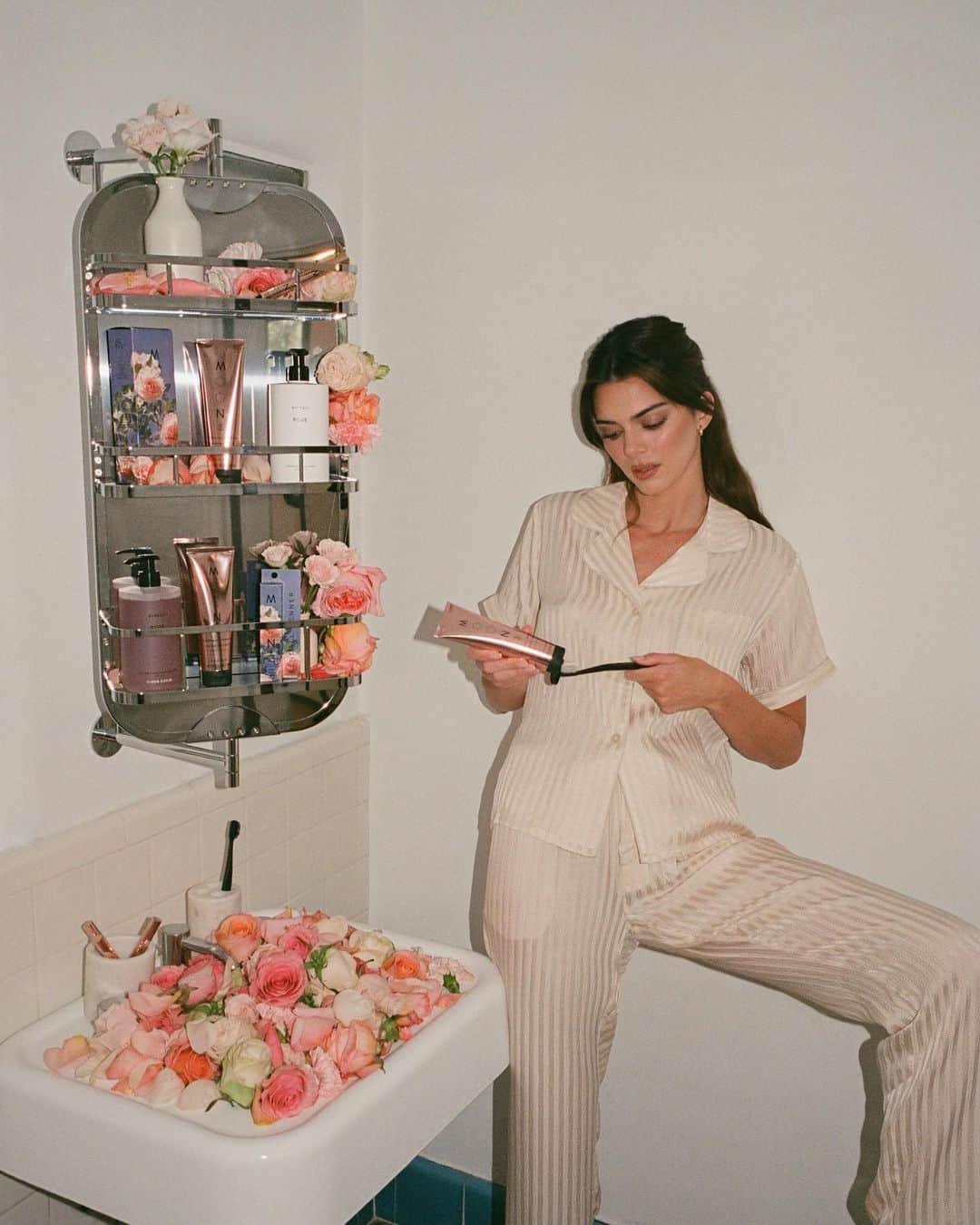 ケンダル・ジェンナーのインスタグラム：「new rose mint collection is here  @moon  #moon_partner」