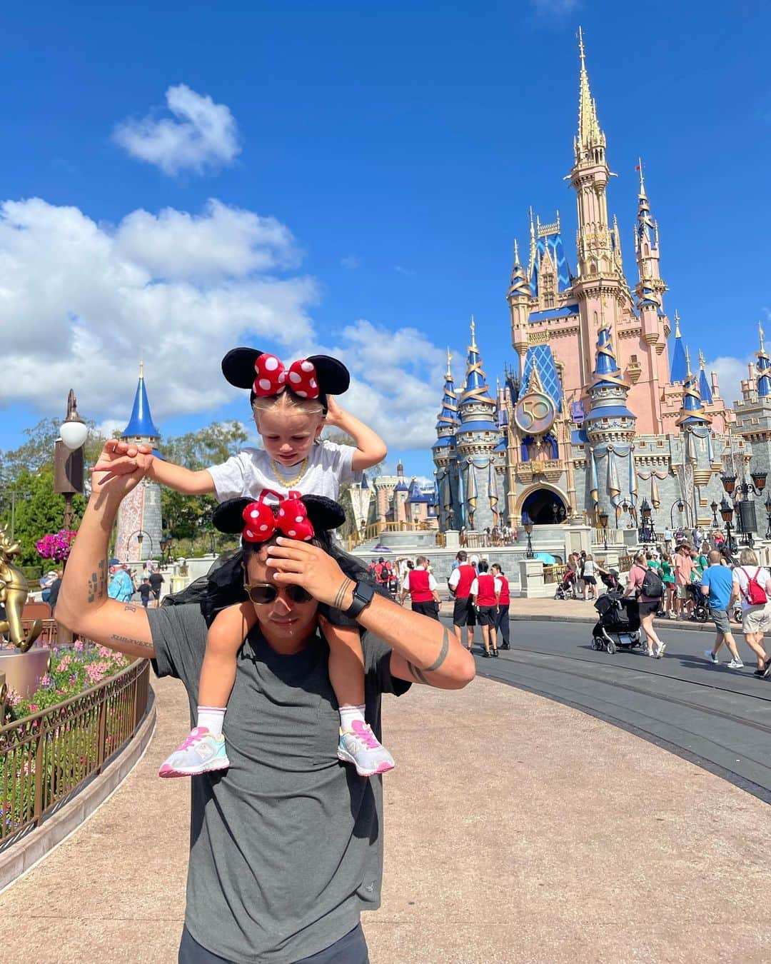 タイラー・ジョセフのインスタグラム：「she might not always remember it, but i will.  thanks #DisneyWorld50」