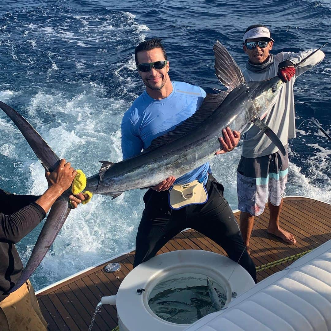 マット・セデーニョのインスタグラム：「What a great adventure my friend Marlin here was a beast! This champ had me exhausted after a 20 min reel battle but finally succumbing to make my day…In good sport we sent him back on his way!💪🏽😎 #cabo #boysgonefishing」