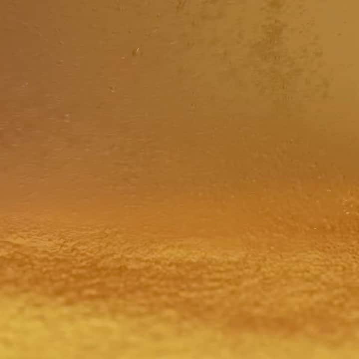 ドゥラメールのインスタグラム：「It wouldn’t be La Mer without Miracle BrothTM. Designed with peeling power to free skin from dullness while clarifying pores, The Micro Peel is also infused with Miracle BrothTM and Miracle Broth Oils to nourish skin in tandem so skin emerges more hydrated and refined.」