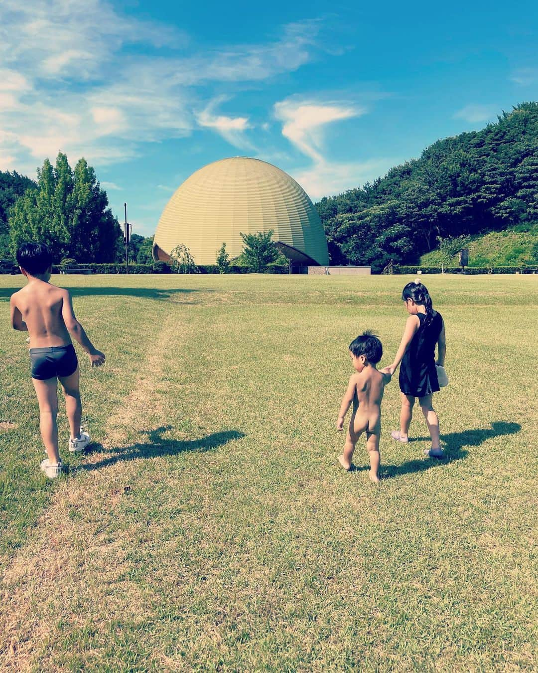 中谷紋菜さんのインスタグラム写真 - (中谷紋菜Instagram)「🌿🌾⛰🏃🌍  自然に沢山遊んでもらい 人間に沢山優しくしてもらい 大好きな人たちに逢いにいく。  またすぐに✈️  #大切なこと #ありがとう #地元 #すきあらば裸にさせる #すきあらば裸足にさせる」8月5日 6時47分 - akina1115