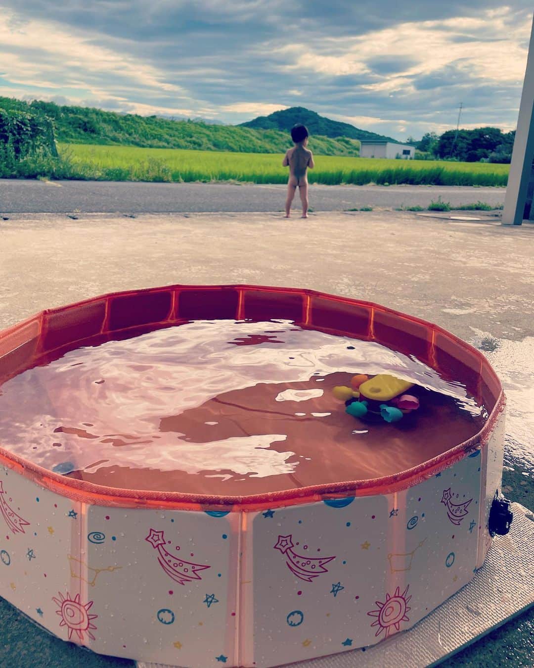 中谷紋菜のインスタグラム：「🌿🌾⛰🏃🌍  自然に沢山遊んでもらい 人間に沢山優しくしてもらい 大好きな人たちに逢いにいく。  またすぐに✈️  #大切なこと #ありがとう #地元 #すきあらば裸にさせる #すきあらば裸足にさせる」
