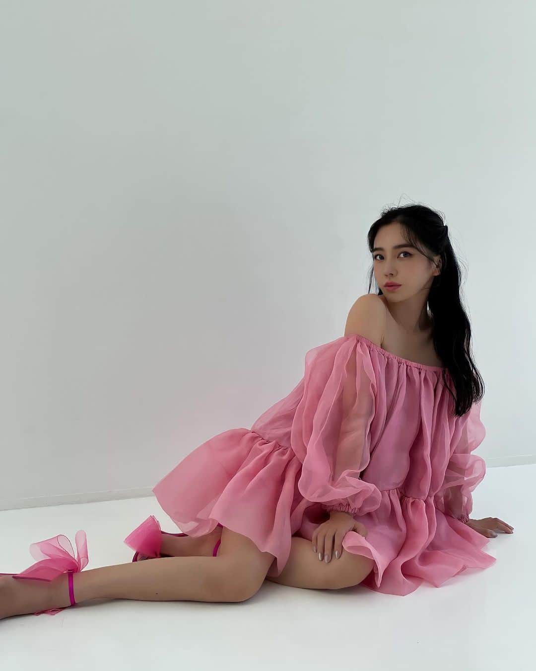 megbabyのインスタグラム：「こんなにときめく可愛いドレスって 久しぶり🥺🌷  育児と仕事両立の道を選んで、毎日目が回る忙しさの中、久しぶりに着るふわふわなドレスが女としての自分を目覚めさせる🫢🎀💗  やっぱりピンクは幸せにしてくれるよね🌸  インスタでは見えていないけどいつもすっぴんで楽な格好ばかりしている私に写真撮りましょう！今日は何着ますか？メイクしましょ！今日はこの髪型どうですか？って毎日のように声をかけてくれる MEGOODファミリー🥺🫶🏻 笑わせてくれる毎日に本当に感謝してるの🙇🏻‍♀️  子供の成長も早く 『ママ』って言って抱きついてくれる🥺 かわいいって言うのも覚えたの(私が言いすぎて覚えた)🥹 私を笑顔にしてくれる一番の天使✨ 本当に大切なものは当たり前の中に眠ってるもの。  一度きりの人生だからと 好きに生きることも人生。 でも自分と関わる全ての人も 同じように 一度きりの人生を送ってる事は 忘れてはいけない。  こんな私ですが 少しでもみんなの人生を 明るく幸せにできるように 人生コスメを作れるように 今日も全力でかあちゃんは お仕事頑張ります❤️‍🔥  新商品発売前でドキドキが止まらず MEGOOD愛が止まらない🥵  インスタ更新すると、見てくれるみんながコメントでかけてくれる言葉が本当に本当に最高で最強の宝物でお守り🪬💝　 みんなと話せるこの空間は📝は私の原動力💗  もっと頑張れるからこれからも 沢山お話ししようね🫶🏻」