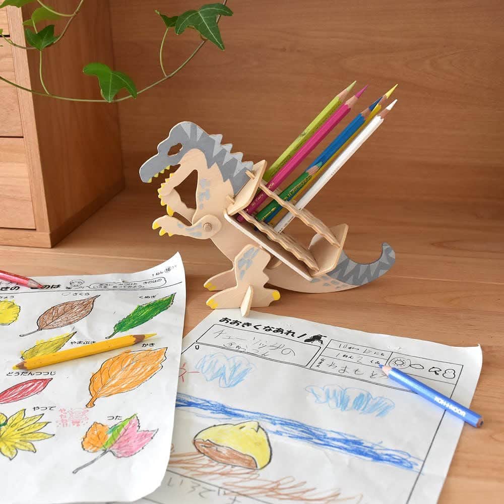 TUKTUKのインスタグラム：「. 恐竜の色鉛筆スタンド🦖 恐竜の背中に16本の色鉛筆を立てることができます。  ボンドもサンドペーパーもセットになっているので、色をつける道具だけ準備すれば、すぐ作り始められます！  机の上に、この子がいるかと思うと、和みますねー。恐竜好きの子におすすめです◎  〜8月31日まで夏休み応援セール中〜  #恐竜の色鉛筆スタンド #恐竜 #dinosar #夏休み #なつやすみ #夏の工作 #サマークラフト #tuktuk子ども工作館 #工作キット #工作ワークショップ #ワークショップ」