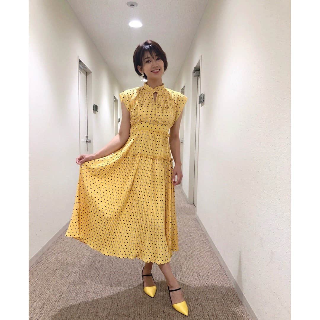 佐藤美希のインスタグラム：「本日放送されました、テレビ東京「よじごじDays」をご覧いただいた方ありがとうございました！ ⁡ サイクリング旅第7弾！ 軽井沢〜小諸編✨ ⁡ ⁡ 自然豊かな軽井沢は、暑い夏でも涼しく、おしゃれなスポットばかり！ ⁡ ⁡ お天気も良く最高のスタートだったのに、、 まさかの7回目にして途中リタイア。 ⁡ これまでで一番すごい雷雨。 全身びしょ濡れ、防水の靴なのに靴の中は雨が溜まっていました🥲 ⁡ 残念ながら、絶景スポットは1ヶ所しか見られませんでしたが、晴れている間に寄り道できて良かった〜！ ⁡ てるぼう完全に怒っていましたね☔️ ごめんー😭 ⁡ 早くリベンジしたい！！！！！ ⁡ ⁡ 衣装 @wildlily_daikanyama   ⁡ ⁡ #よじごじDays ⁡#テレビ東京 #サイクリング #軽井沢 #小諸 #グルメ #観光 #旧軽井沢銀座  #雲場池 #ハルニレテラス #蕎麦処ささくら #中棚荘 #代わりに晴れ女のスタッフさんが行ってくれたスポット #夢ハーベスト農場 #懐古園 ⁡#絶景でしたね #リベンジ #wildlily #なぜか雨を呼んでしまう女です」