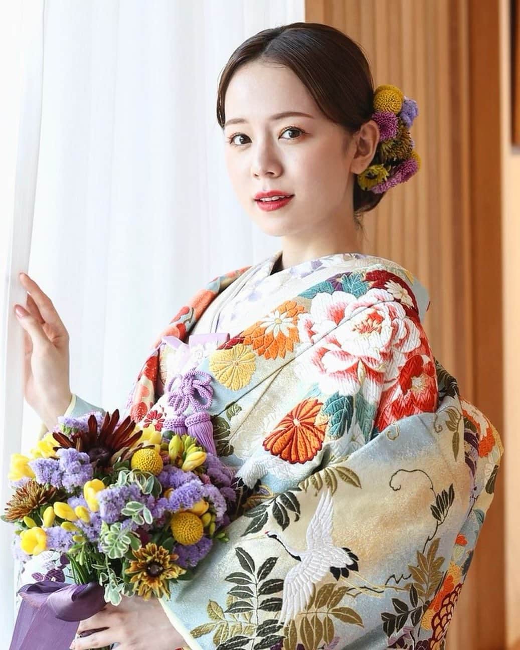 のインスタグラム：「カラフルなスタイリングと、シンプルなヘアセットがバランスよくて センス抜群な色打ち掛けコーディネート😍❤️  こちらも肩につかないボブで まとめ髪部分は付け毛でアレンジしていただいてます☺️  ラベンダーカラーの小物って珍しい😮 ブーケにも同じ色があることでまとまりのあるコーディネートに💐  #イエベ春#プレ花嫁#ブライダルモデル#和装前撮り#和装ヘア #和装ヘアアレンジ #和装花嫁 #和装小物 #色打ち掛け #色打ち掛けヘア #前撮りヘア #和装髪飾り #ブライダルヘア #挙式ヘア#白無垢#白無垢ヘア #白無垢前撮り」