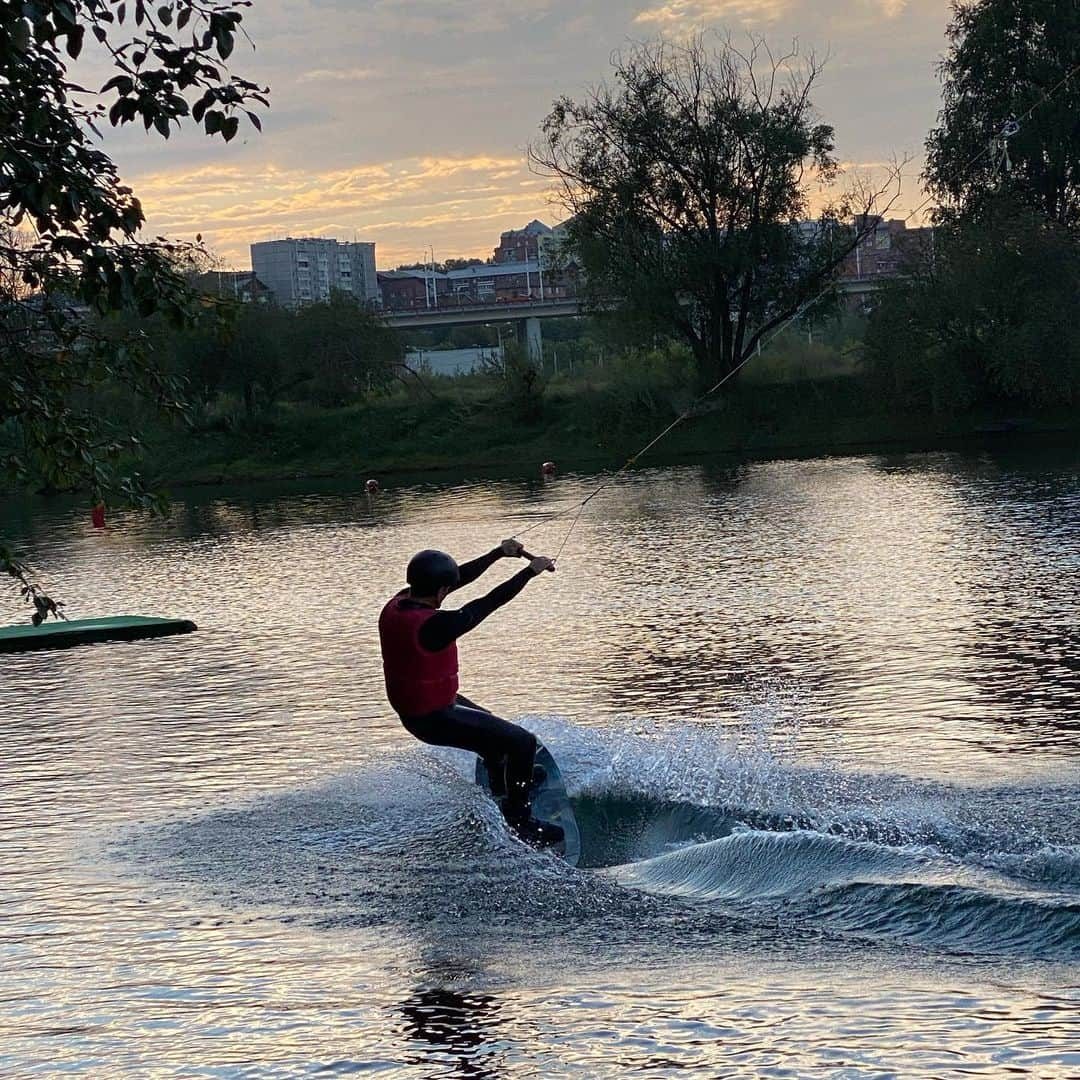 アルトゥール・ドミトリエフのインスタグラム：「В перерывах между тренировками 🏄🏽‍♂️」