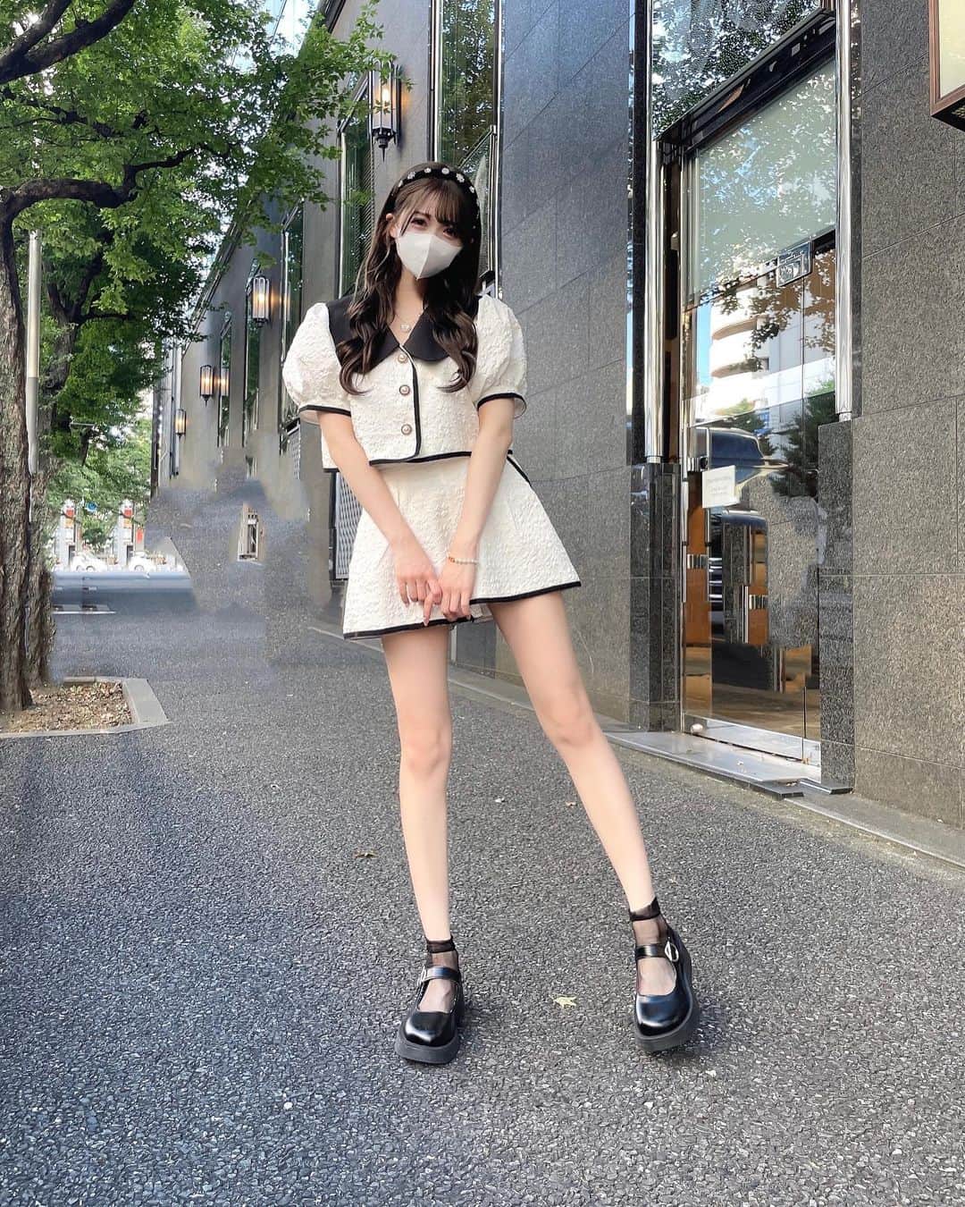 田口未彩のインスタグラム：「🤍  この日のお洋服は @sweemy_closet の セットアップだよ🤍  セットアップだからこれだけで簡単に フレンチガーリーになれちゃう、 優秀なアイテム🐇🤍  靴は最近　@shein_japan の これを履くことが多い🎶 歩きやすくてかわいいからお気に入り🤍  商品番号は「5913842」 だよ！  参考にしてみてね🤍  .」