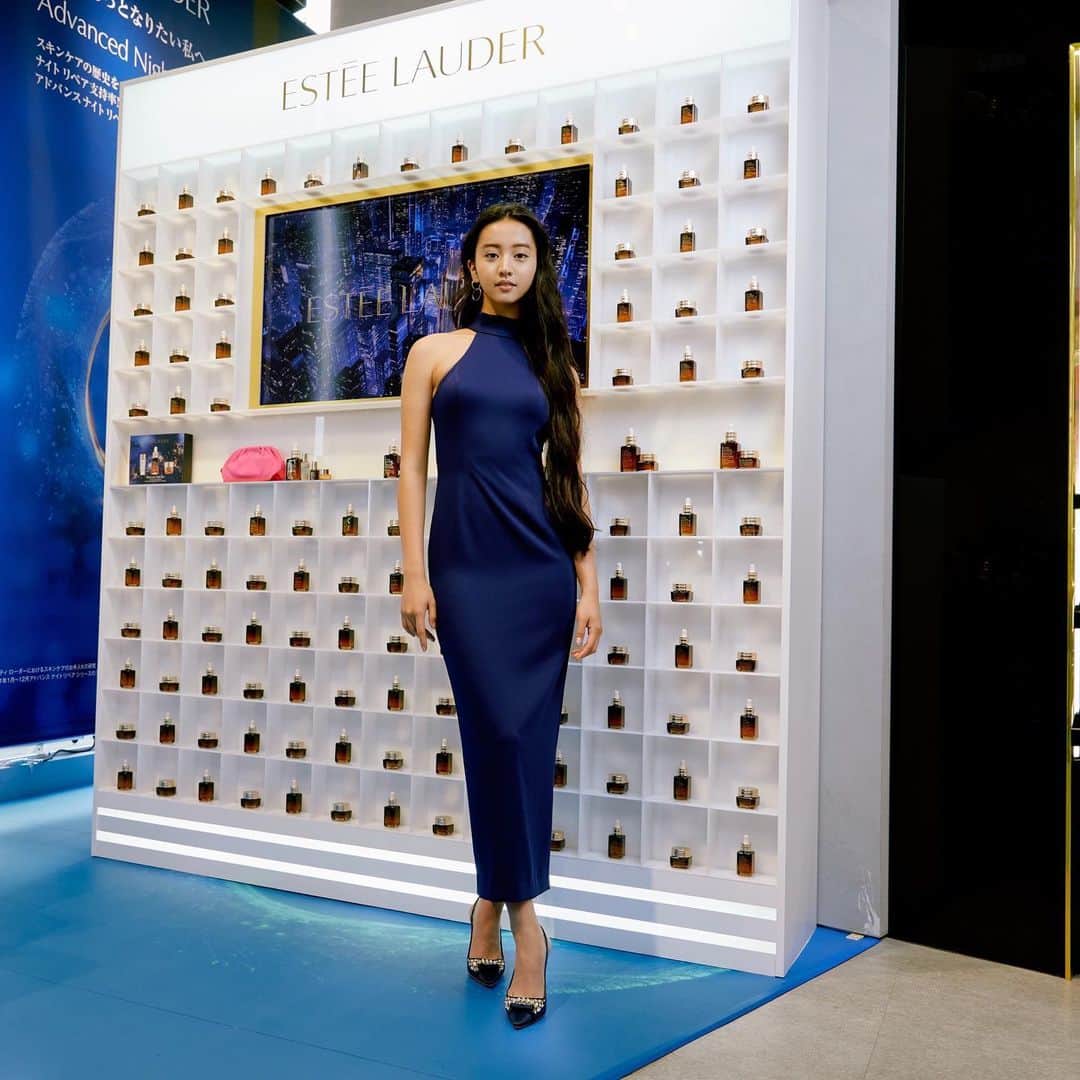 のインスタグラム：「@esteelauderjapan @esteelauder  #esteemodel  大好きなアドバンスナイトリペアが今年で40周年🥰 原宿の　@cosmetokyo で記念イベントを行っています！　 エスティーローダーの製品を色々と体験出来るので、皆様是非訪れてみて下さいね☺️  3枚目　はイベント限定製品！！ 可愛いポーチとミニサイズのスキンケア達です☺️  Thank you so much to the team ❤️  Hair and Makeup @mikako888  Styling @tsugumiw」