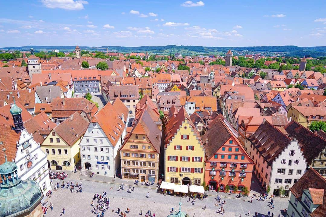 田島知華のインスタグラム：「【Germany🇩🇪Rothenburg】 I love the traveling through the townscapes of Medieval Europe. Especially Rothenburg is wonderful! I recommend the view of the town from the Rothenburg Rathaus.  私の初めての海外ひとり旅で訪れた思い出のドイツ。 オレンジ色の屋根が連なるローテンブルクの景色が本当に好き！ 明るくて華やかで、写真を見返すだけでも元気が出る✨ Copyright © TAJIHARU  PENTAX K-1 MarkⅡ  HD PENTAX-D FA 15-30mmF2.8ED SDM WR _ #たじはるトリップ #TAJIHARU_germany #ドイツ #バイエルン #ローテンブルク #女子旅 #旅ガール #海外ひとり旅ガールの便利帖 #田島知華 #たじはる #トラベルフォトライター #カメラ女子 #visitbavaria #germany #bavaria #southgermany #rothenburg #visitfranconia #weloverot #rothenburgobdertauber #igerseurope #igersgermany #topeuropephoto #topgermanyphoto #visiteurope #visitgermany #visitrothenburg #bestgermanypics #awesome_phototrip」