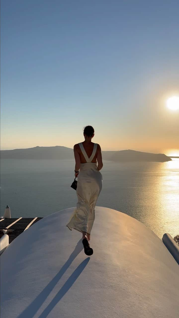 Zina Charkopliaのインスタグラム：「This place is unreal #santorini #view #greece #greeksummer #sunset #vacation #island #dress」