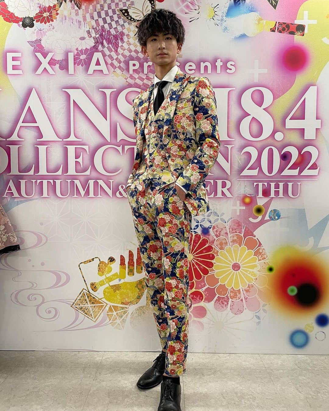 前田俊のインスタグラム：「関西コレクションありがとうございました！ 今回は全身花柄のド派手歩かせて頂きました😎 めちゃくちゃ生地も良くて着心地最高でした😍  成人式これ着ようかな？！笑」